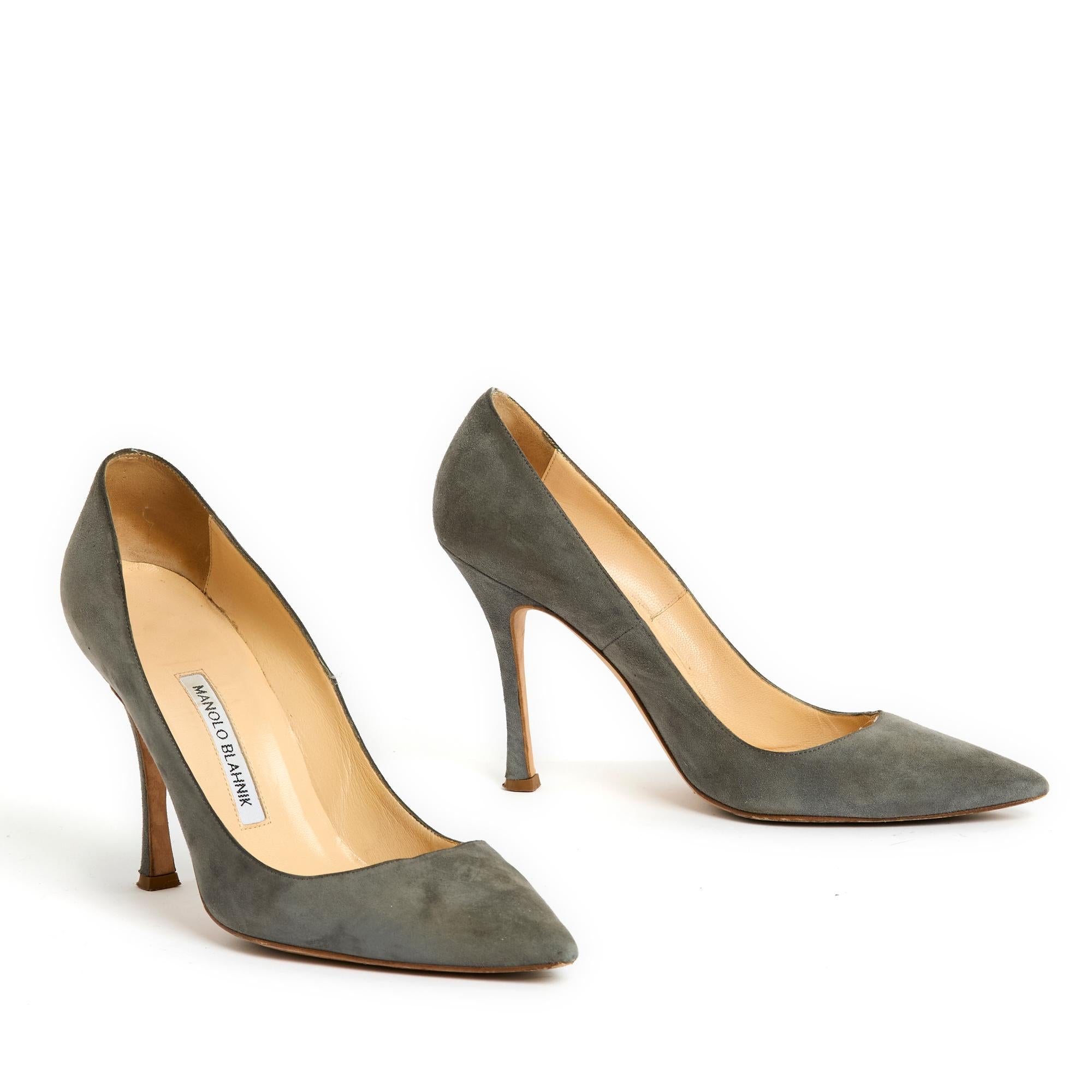 Manolo Blahnik pumps in grey suede, pointed toe, stiletto heel. Size 39EU i.e. UK 5.5 and US 7.5, heel 11 cm, insole 25 cm. The pumps have been worn only once and they are in perfect condition, magnificent on the feet...