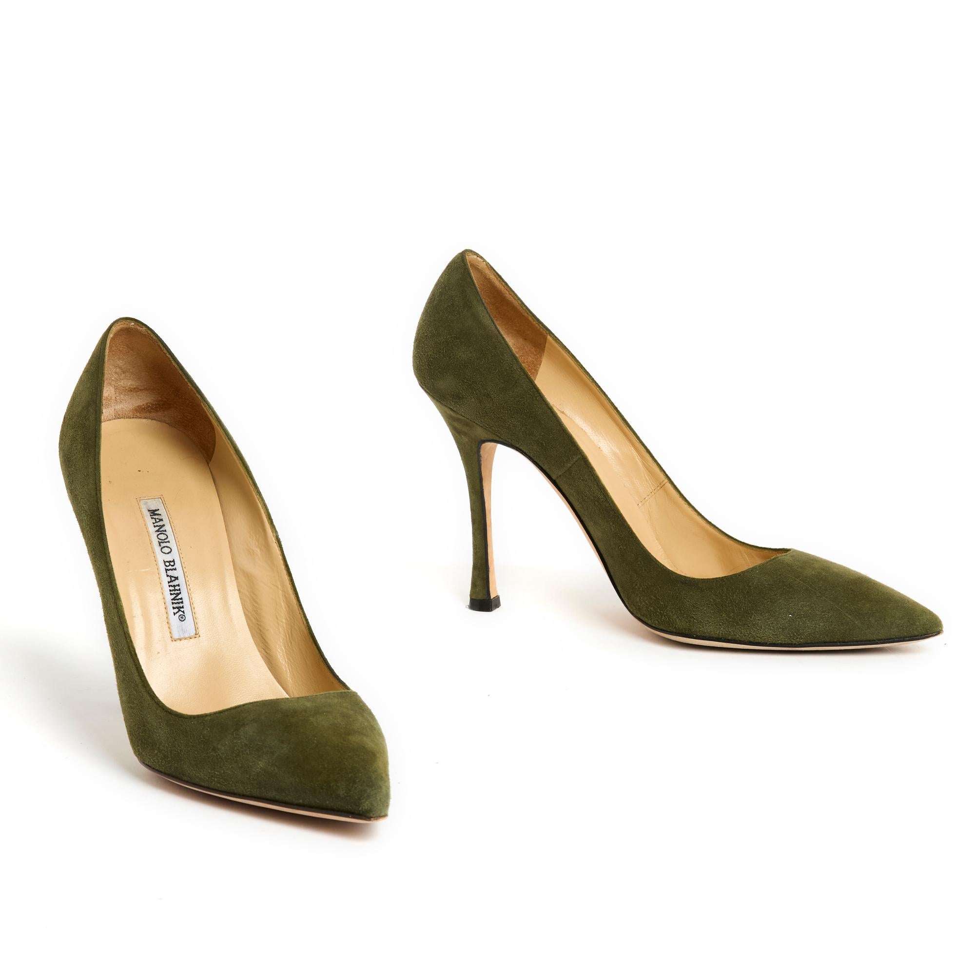 Manolo Blahnik pumps in khaki green suede, pointed toe, stiletto heel. Size 39EU i.e. UK 5.5 and US 7.5, heel 11 cm, insole 25 cm. The pumps have been worn only once and they are in perfect condition, magnificent on the feet...