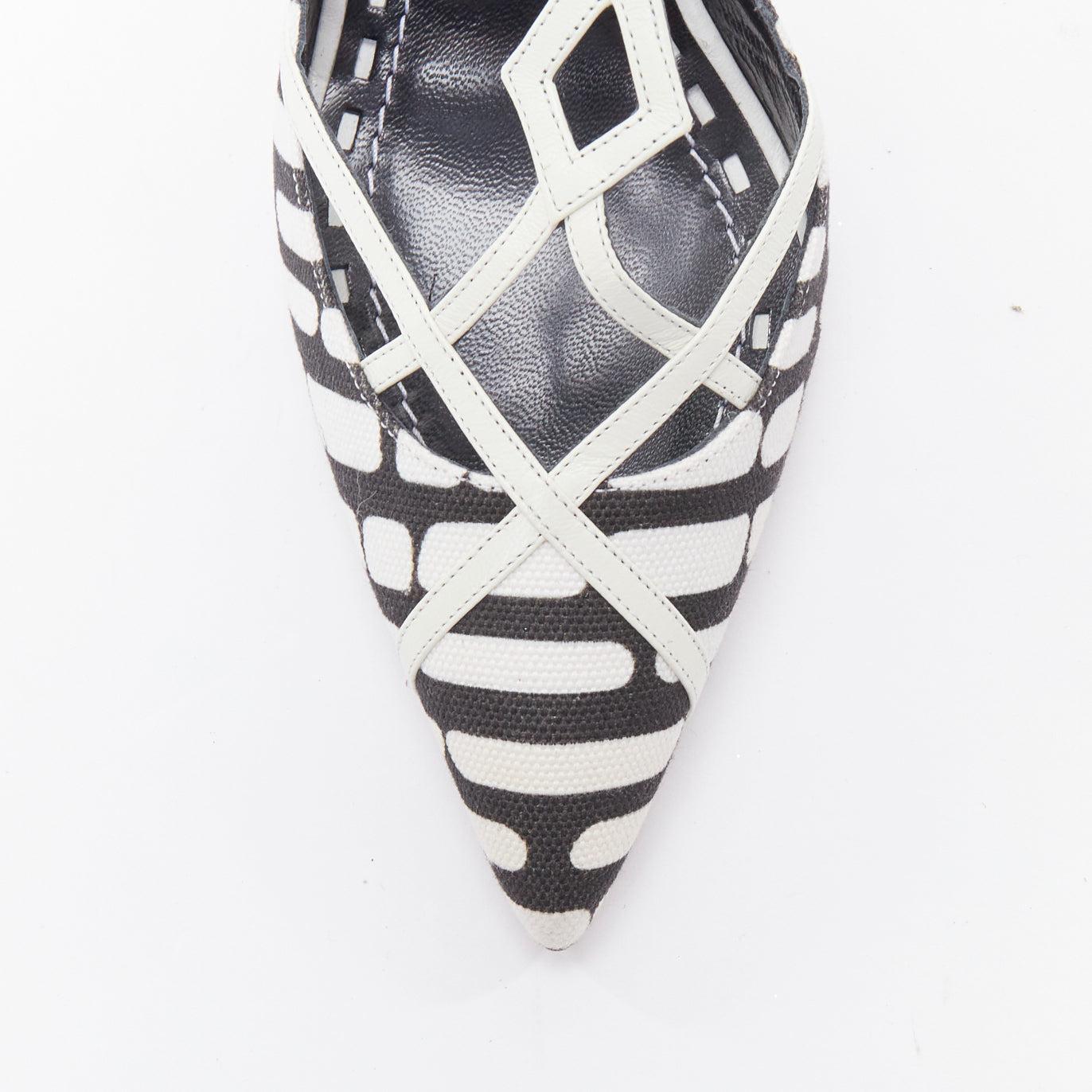MANOLO BLAHNIK 2016 negro blanco lienzo cuero adorno tacones de tiras EU39.5 en venta 1