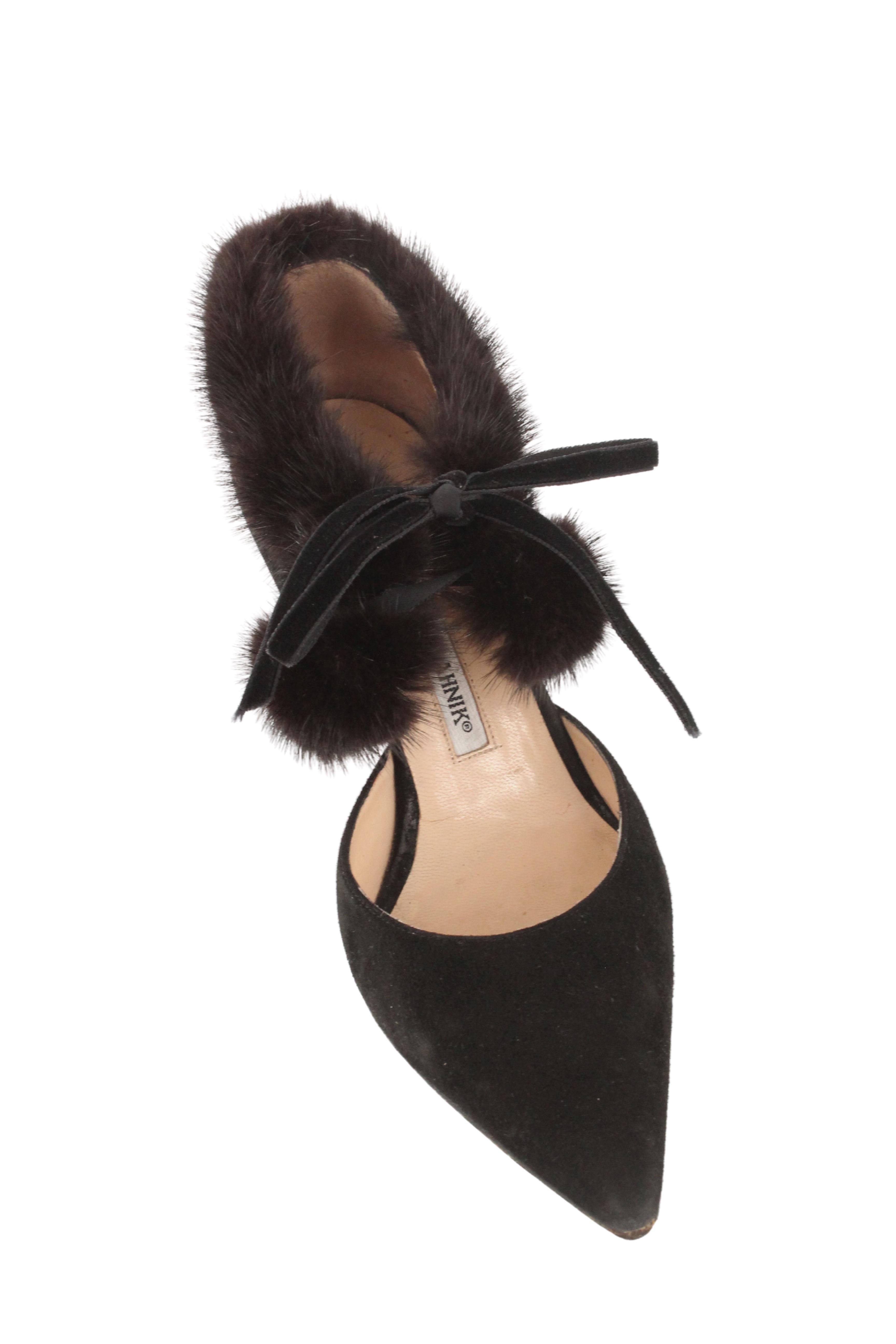 Manolo Blahnik 90's - Escarpins à petits talons en daim bordés de fourrure de vison Excellent état - En vente à BELLEVUE HILL, NSW