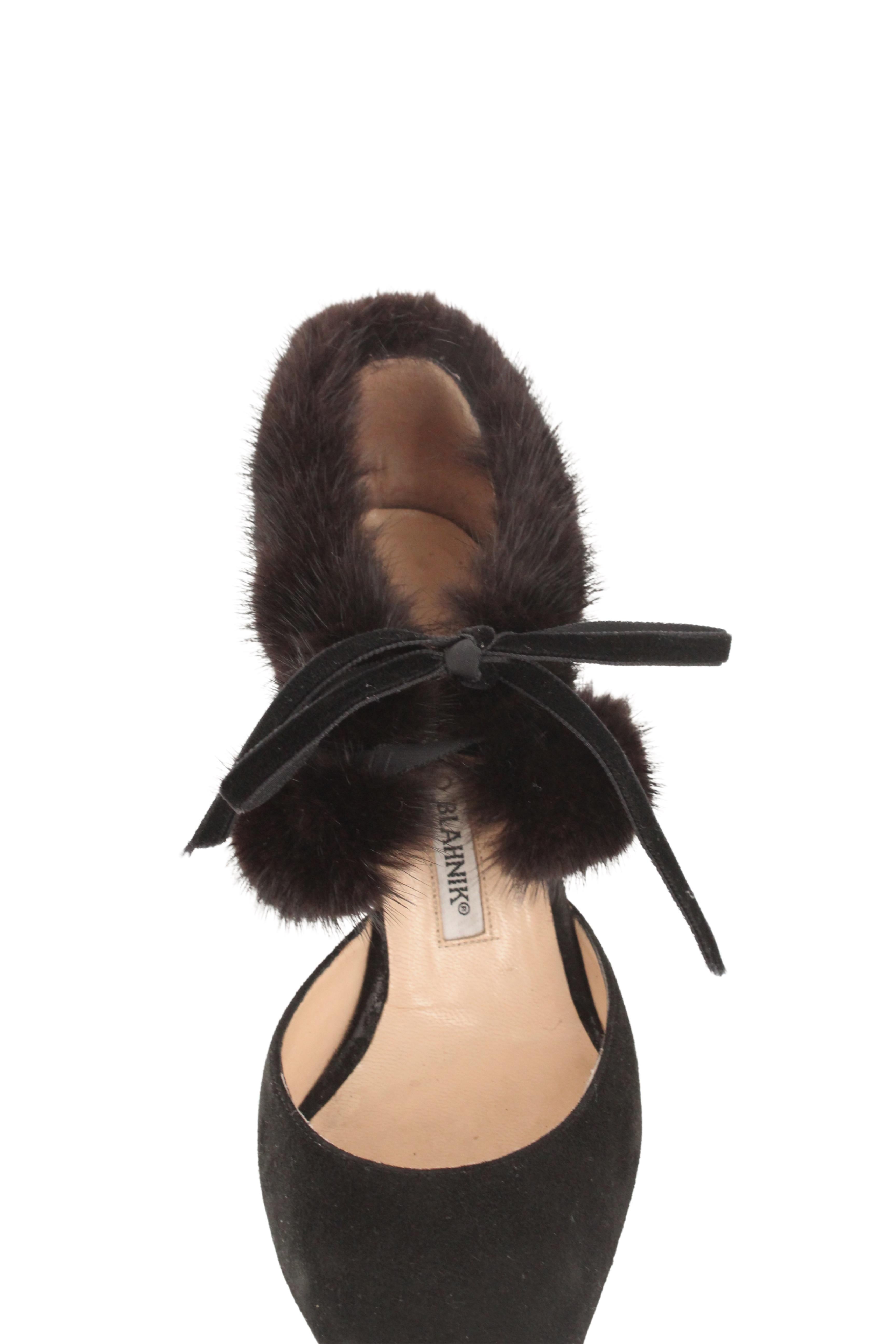 Manolo Blahnik 90's - Escarpins à petits talons en daim bordés de fourrure de vison Pour femmes en vente