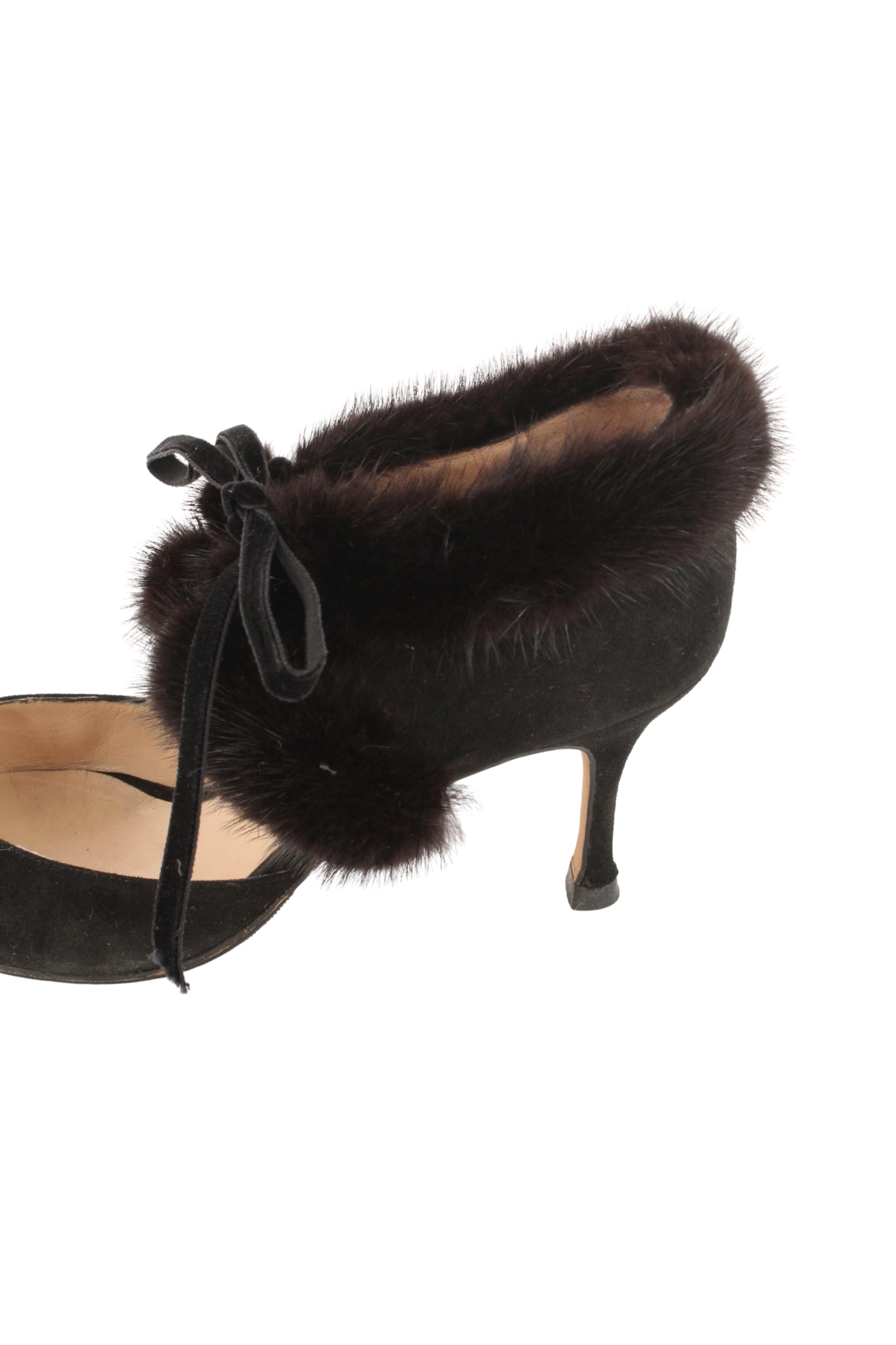 Manolo Blahnik 90's - Escarpins à petits talons en daim bordés de fourrure de vison en vente 1