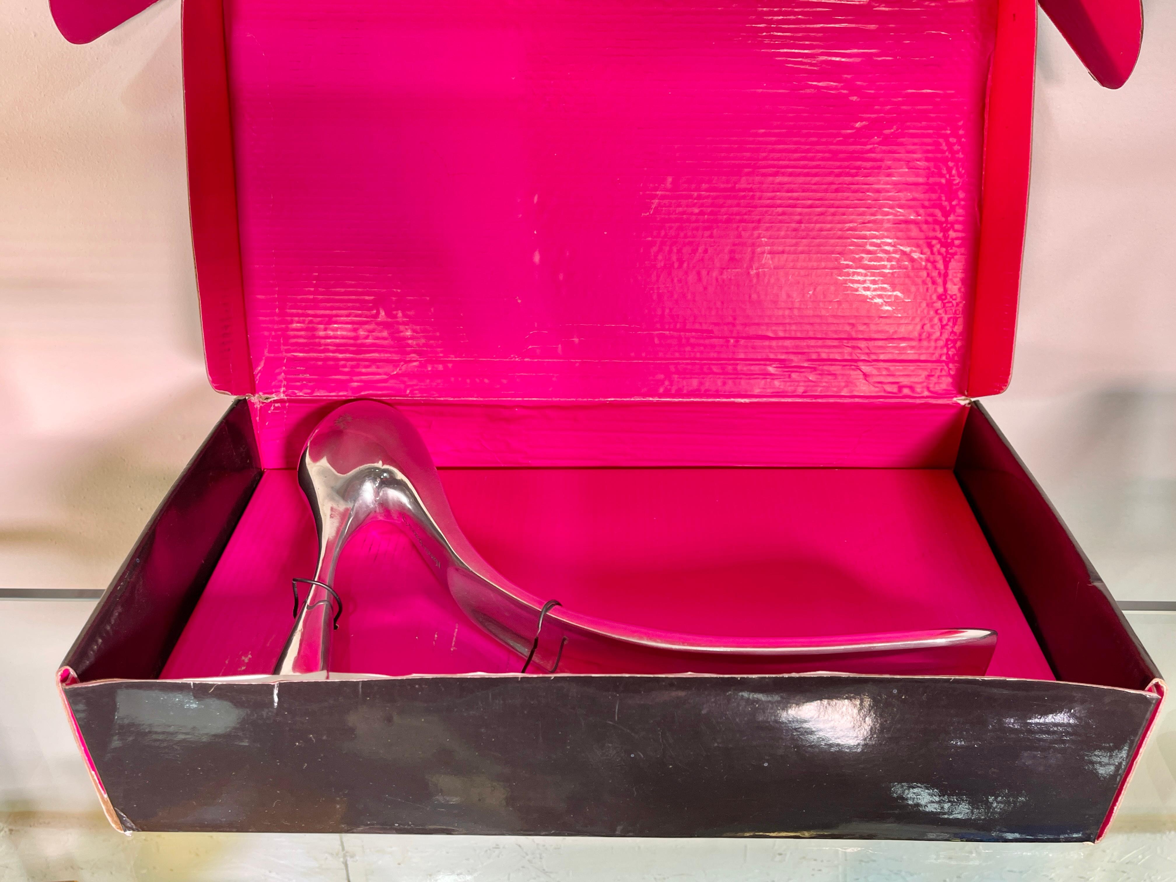 Manolo Blahnik Aluminium-Schuhanzieher, Jubiläumsausgabe 2004 im Angebot 3