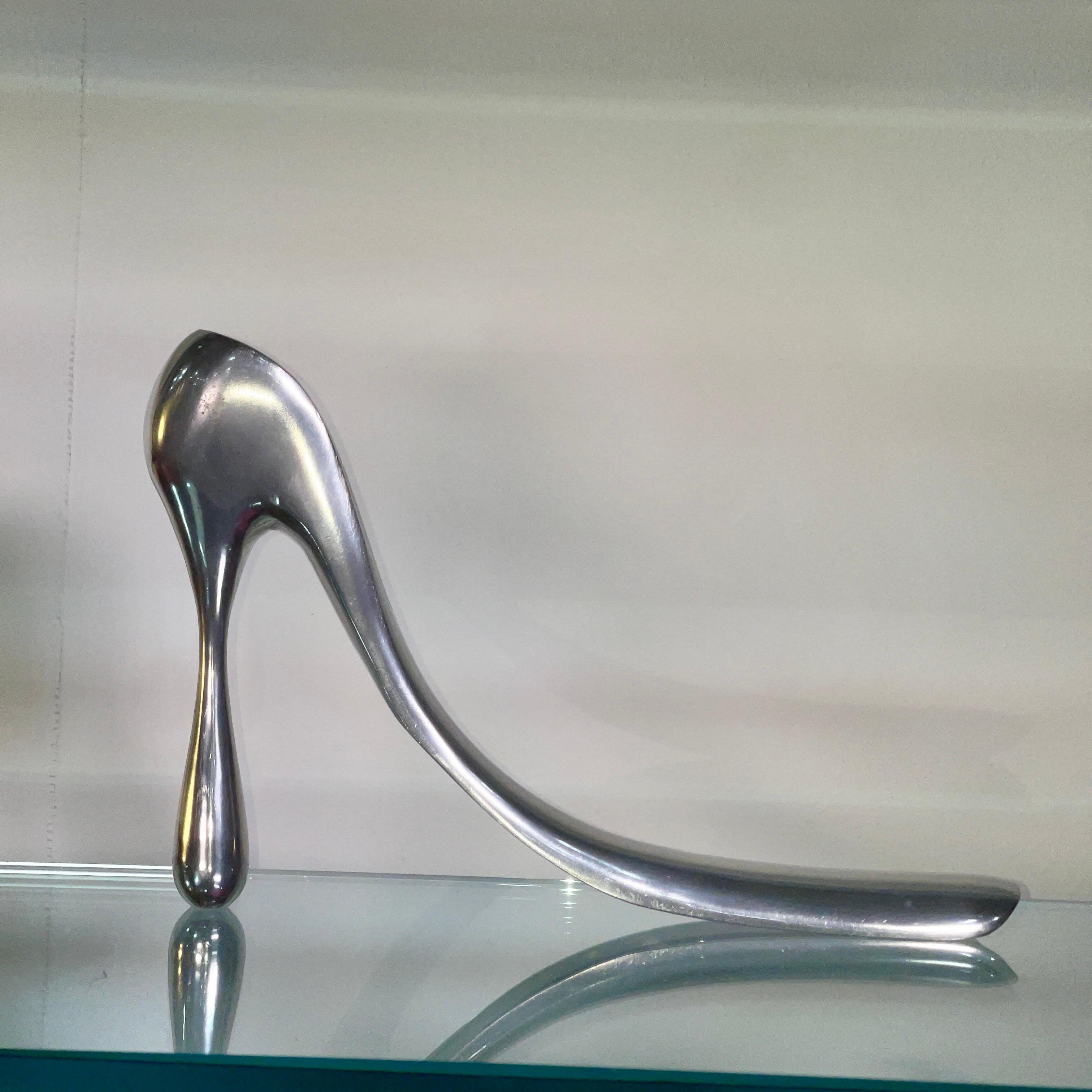 Manolo Blahnik Schuhlöffel aus poliertem Aluminiumguss 2004, England.
Der ikonische Schuhlöffel von Manolo Blahnik war eine Collaboration mit dem britischen Geschäft Habitat, das 2004 sein 40-jähriges Jubiläum feierte.
Inklusive