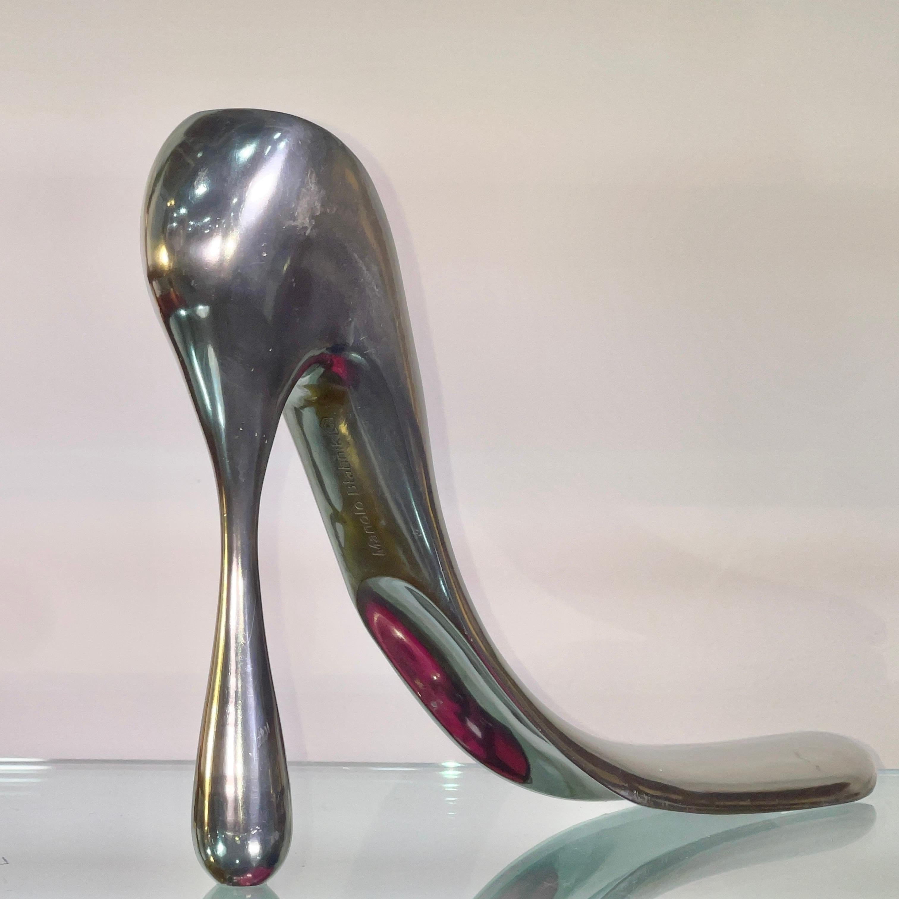 Manolo Blahnik Aluminium-Schuhanzieher, Jubiläumsausgabe 2004 (Postmoderne) im Angebot