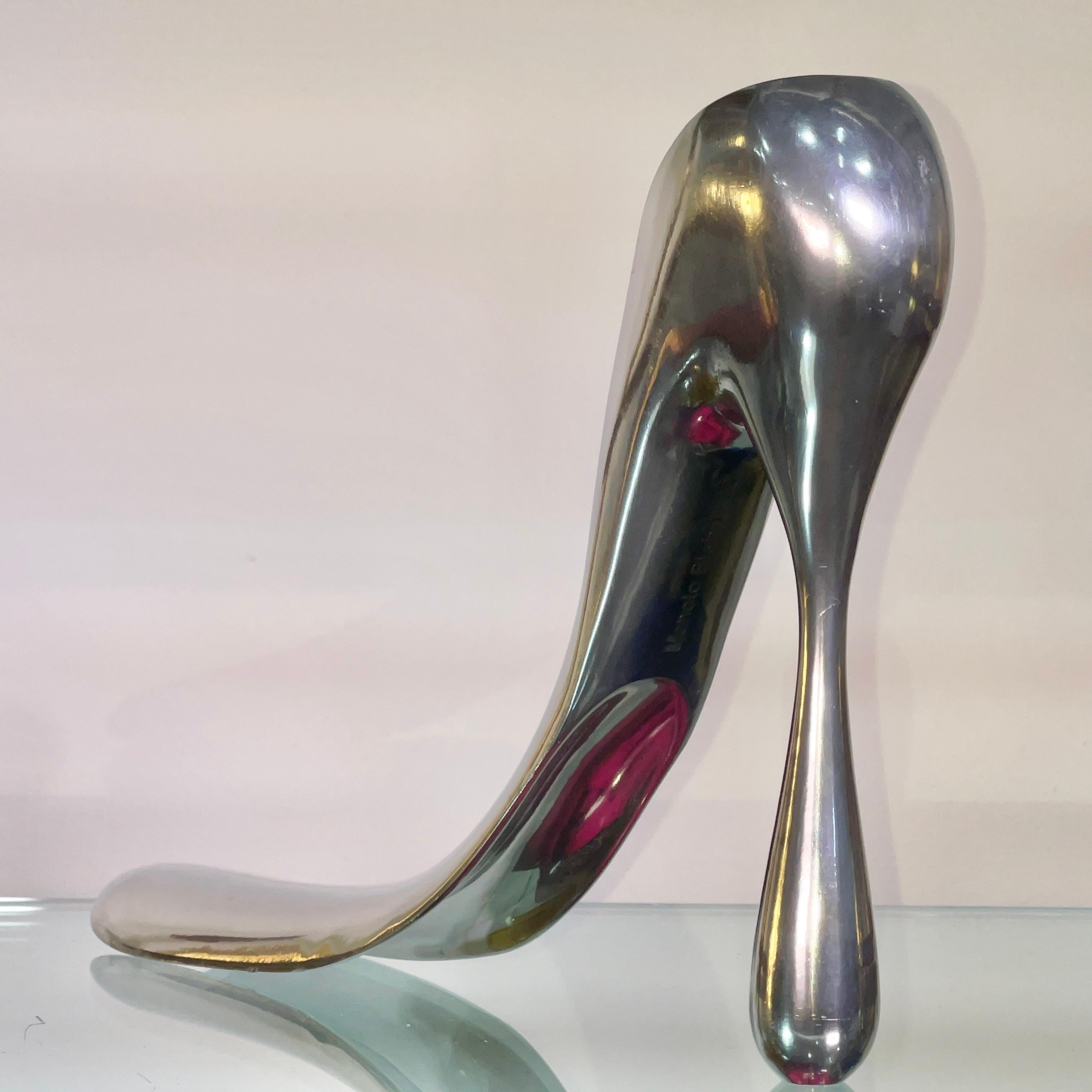 Manolo Blahnik Aluminium-Schuhanzieher, Jubiläumsausgabe 2004 (Britisch) im Angebot