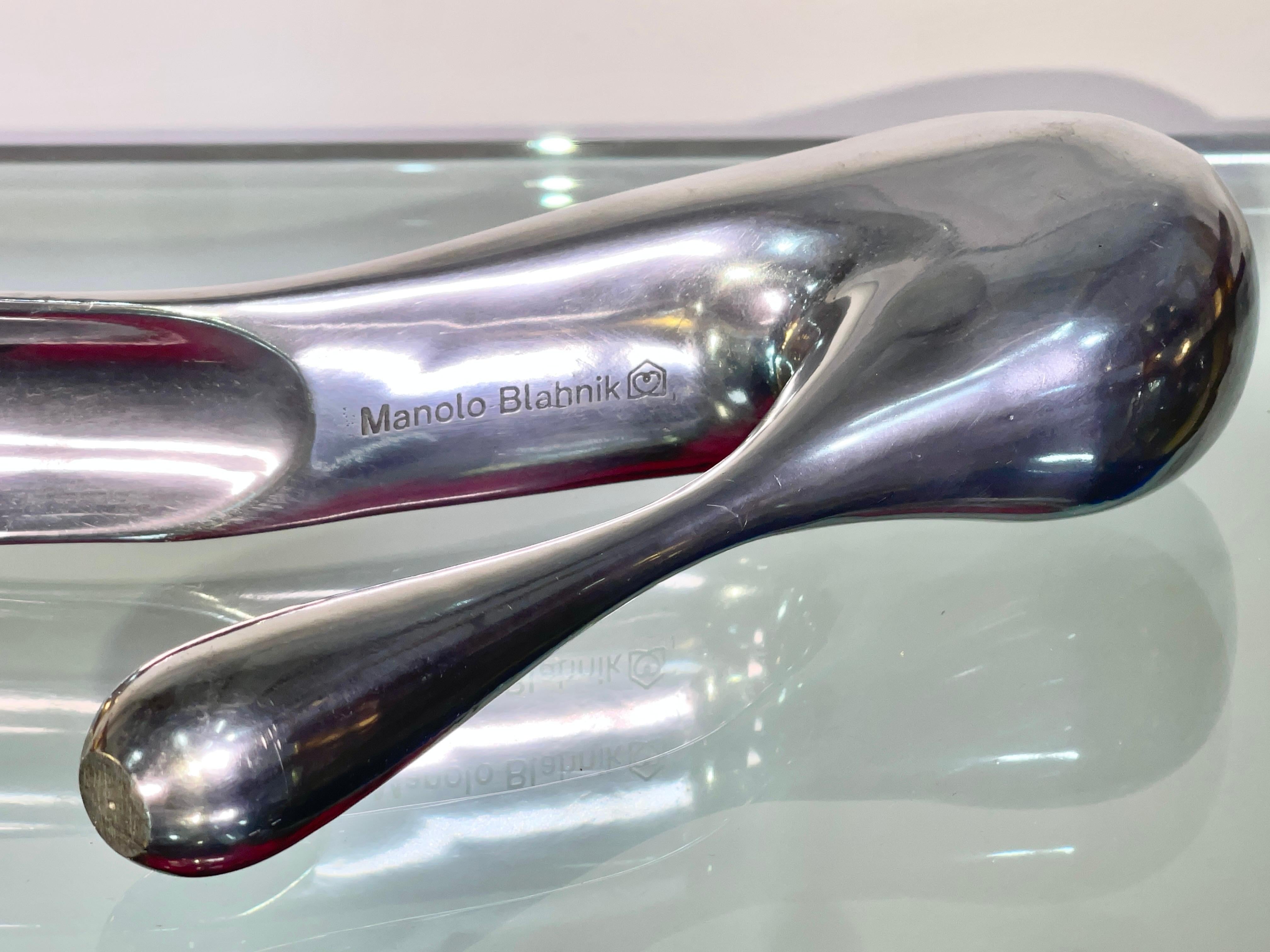 Manolo Blahnik Aluminium-Schuhanzieher, Jubiläumsausgabe 2004 im Zustand „Gut“ im Angebot in Hanover, MA