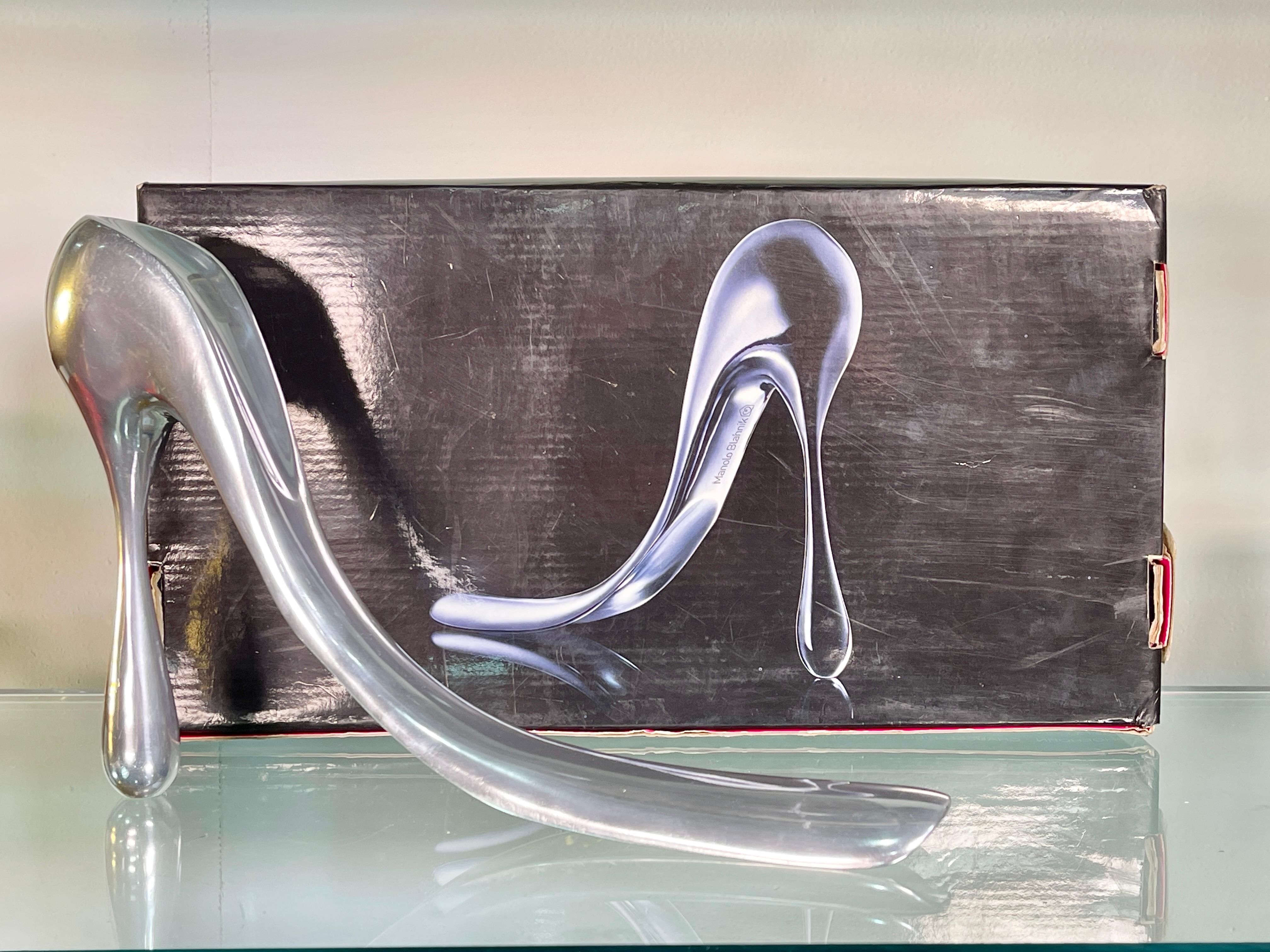 Manolo Blahnik Aluminium-Schuhanzieher, Jubiläumsausgabe 2004 im Angebot 2