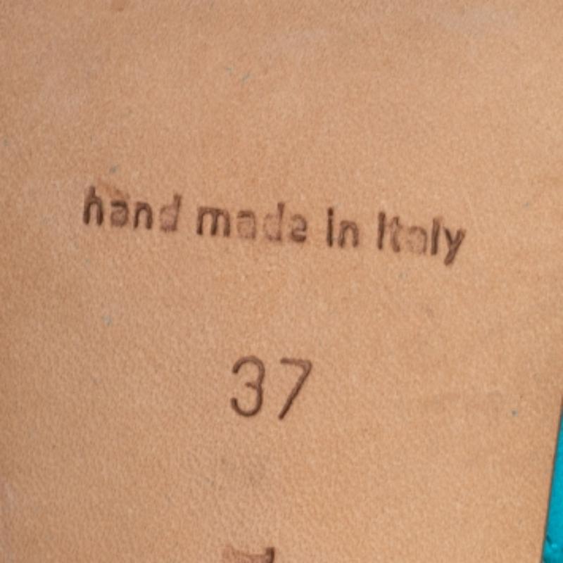Manolo Blahnik - Sandales à bride arrière en daim bleu aqua, taille 37 Bon état - En vente à Dubai, Al Qouz 2