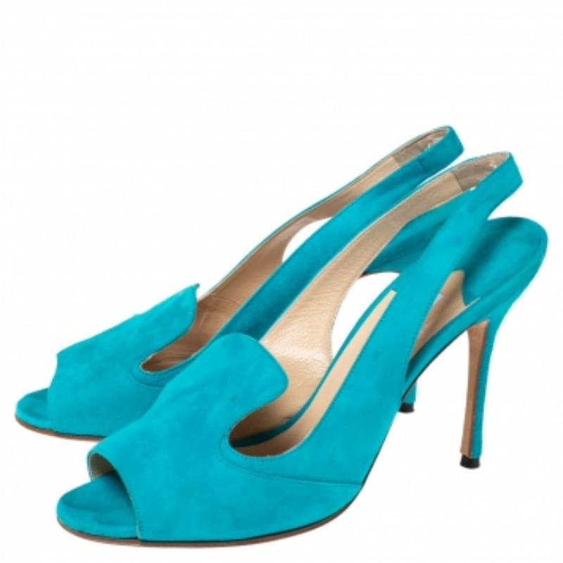 Manolo Blahnik - Sandales à bride arrière en daim bleu aqua, taille 37 en vente 1