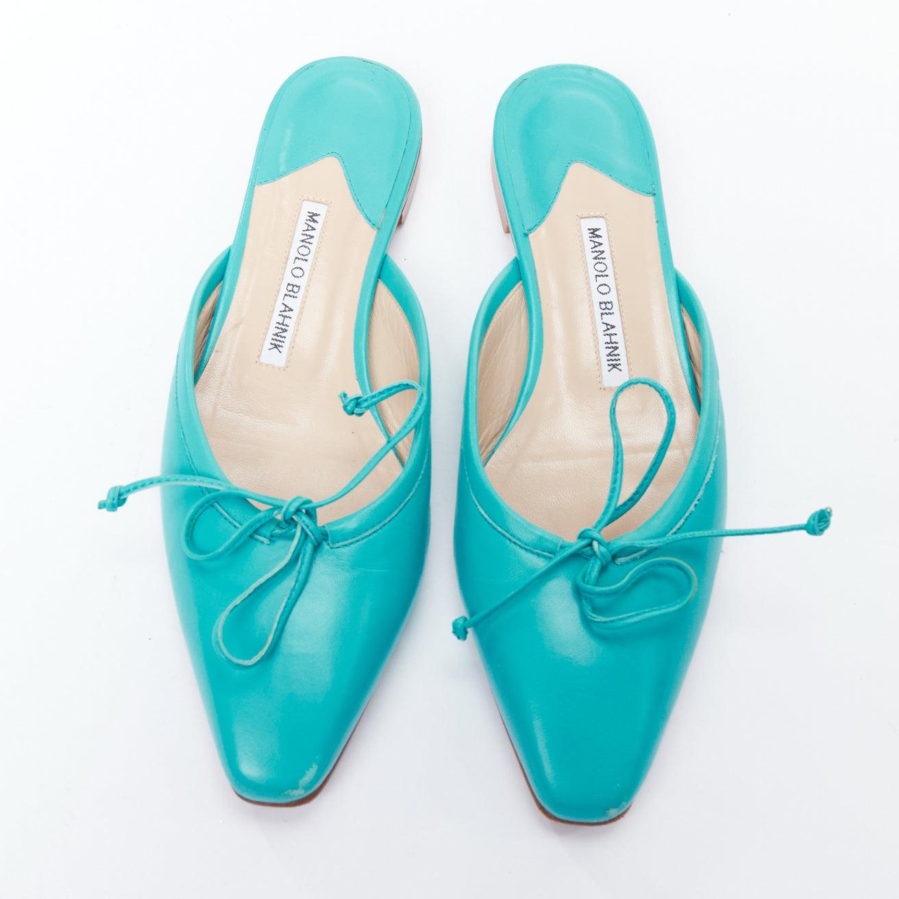 ManOLO BlahNIK Ballerimu mules de ballet en cuir vert turquoise EU38
Référence : LNKO/A02495
Marque : Manolo Blahnik
Modèle : Ballerimu
MATERIAL : Cuir
Couleur : vert, bleu
Motif : Solide
Fermeture : Slip On
Doublure : Cuir nude
Fabriqué en :