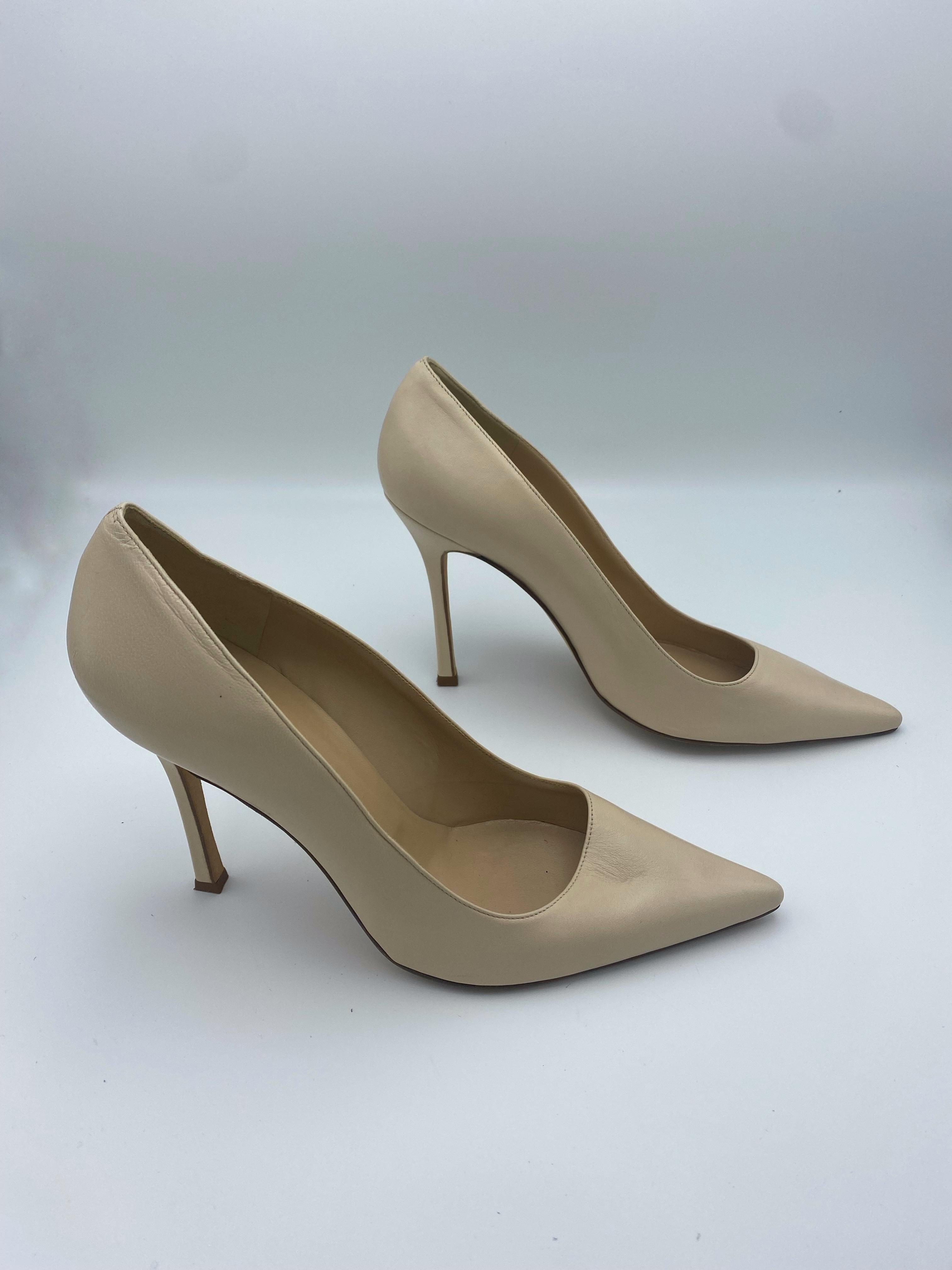 Product details:

The pumps feature skinny heel and pointy toe design.