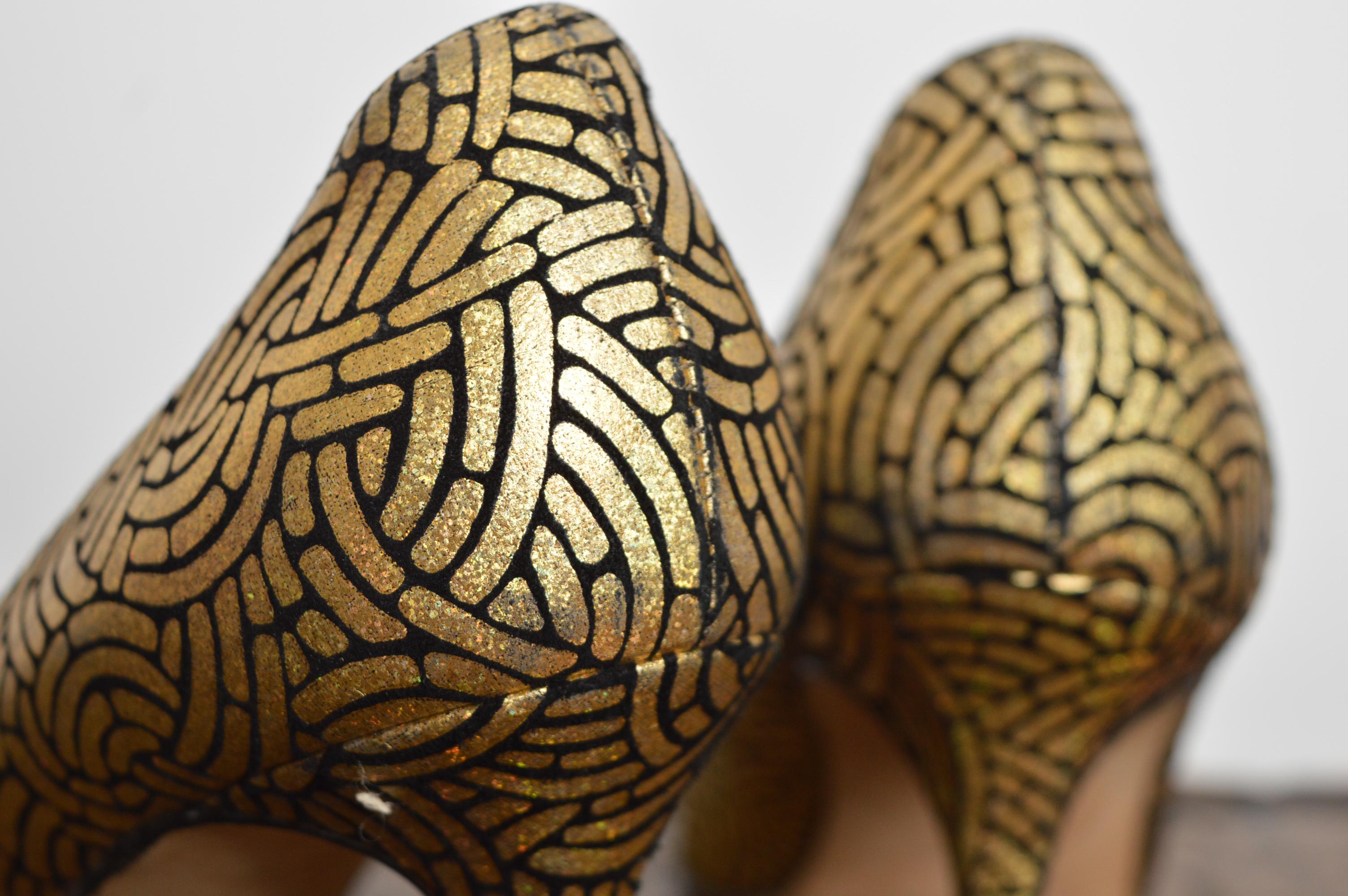 MANOLO BLAHNIK BB 105 Gold Black Pumps 2000s Jewel encrusted Pointed Court Heels in vendita 5
