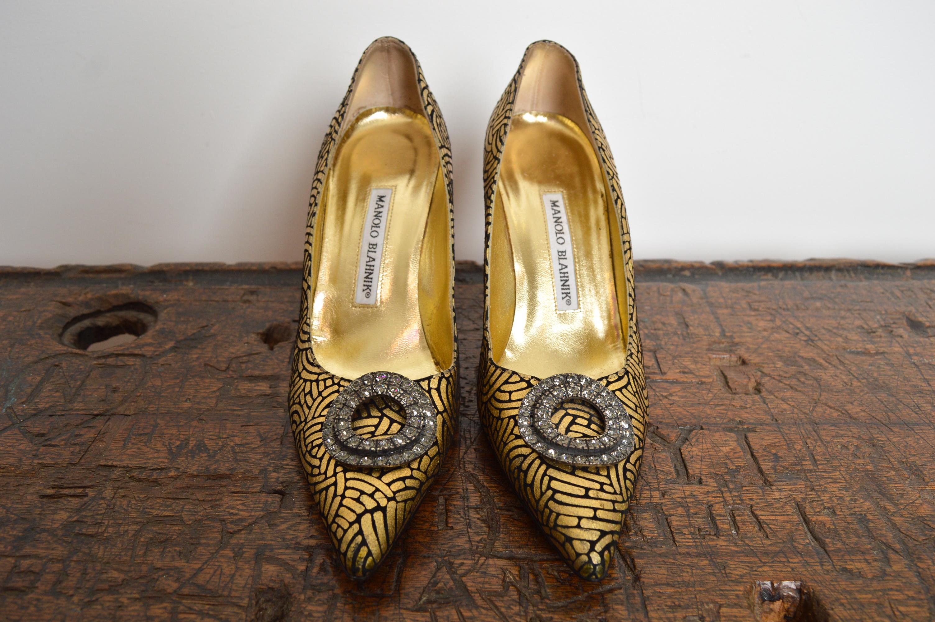 MANOLO BLAHNIK BB 105 Gold Black Pumps 2000s Jewel encrusted Pointed Court Heels in vendita 6