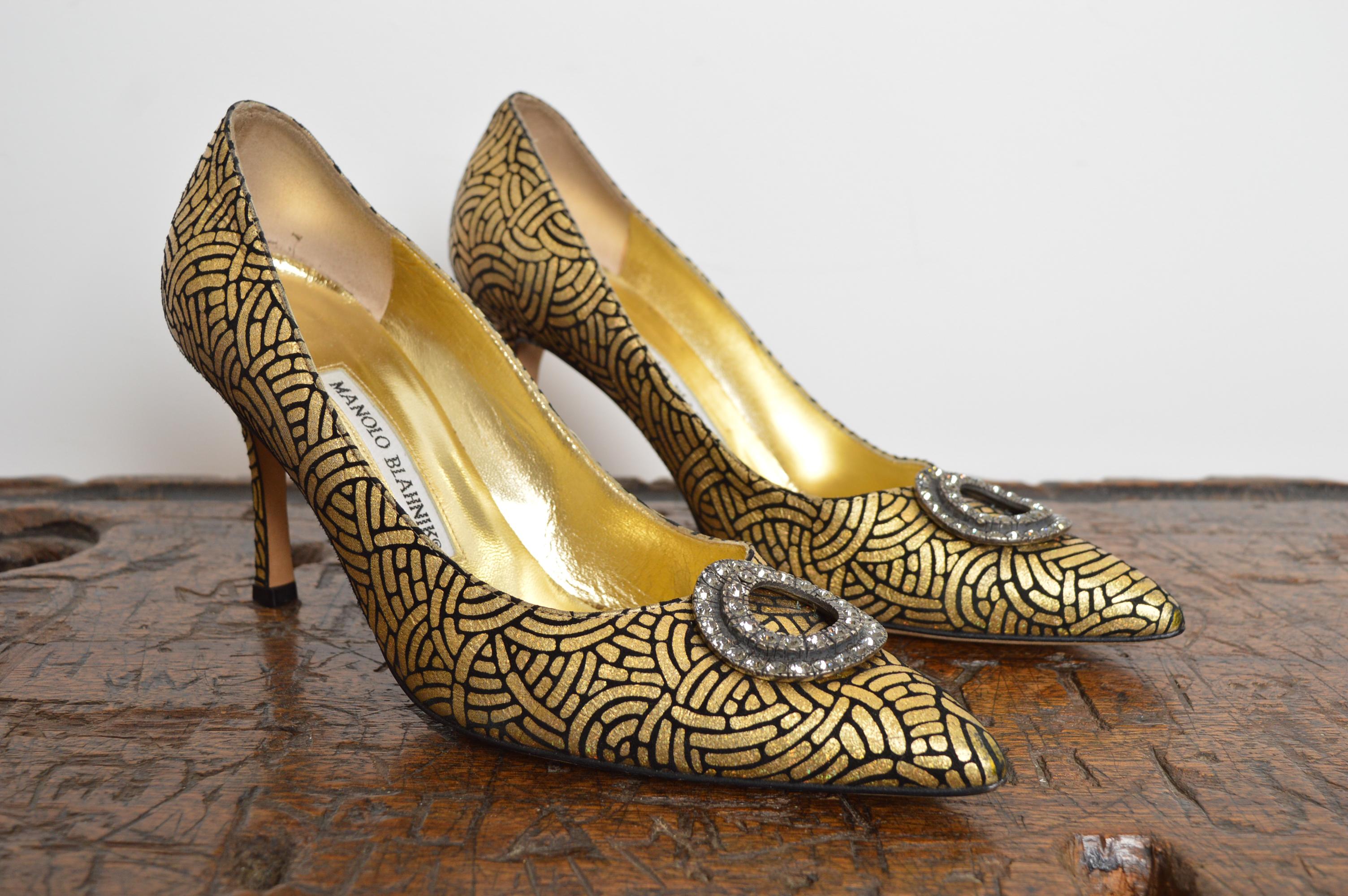 MANOLO BLAHNIK BB 105 Gold Black Pumps 2000s Jewel encrusted Pointed Court Heels in vendita 7
