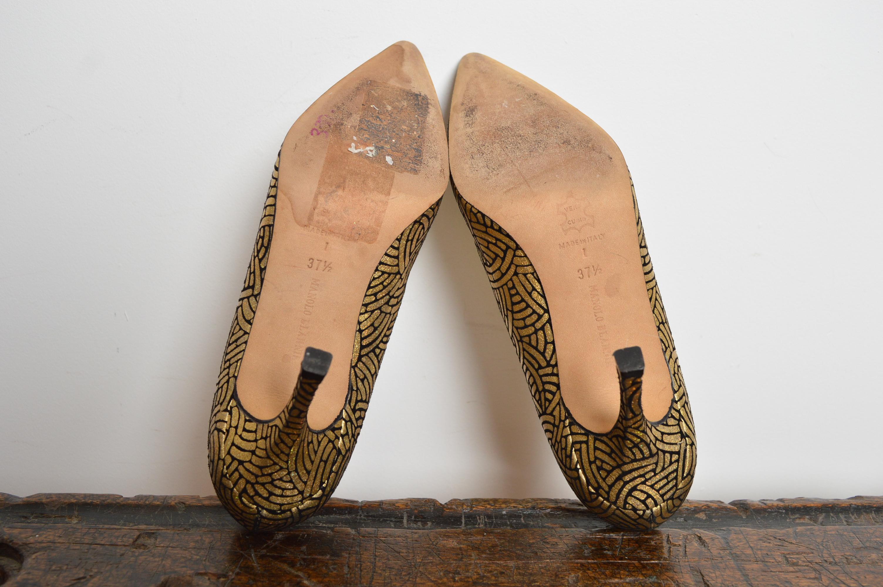 MANOLO BLAHNIK BB 105 Gold Black Pumps 2000s Jewel encrusted Pointed Court Heels in vendita 8
