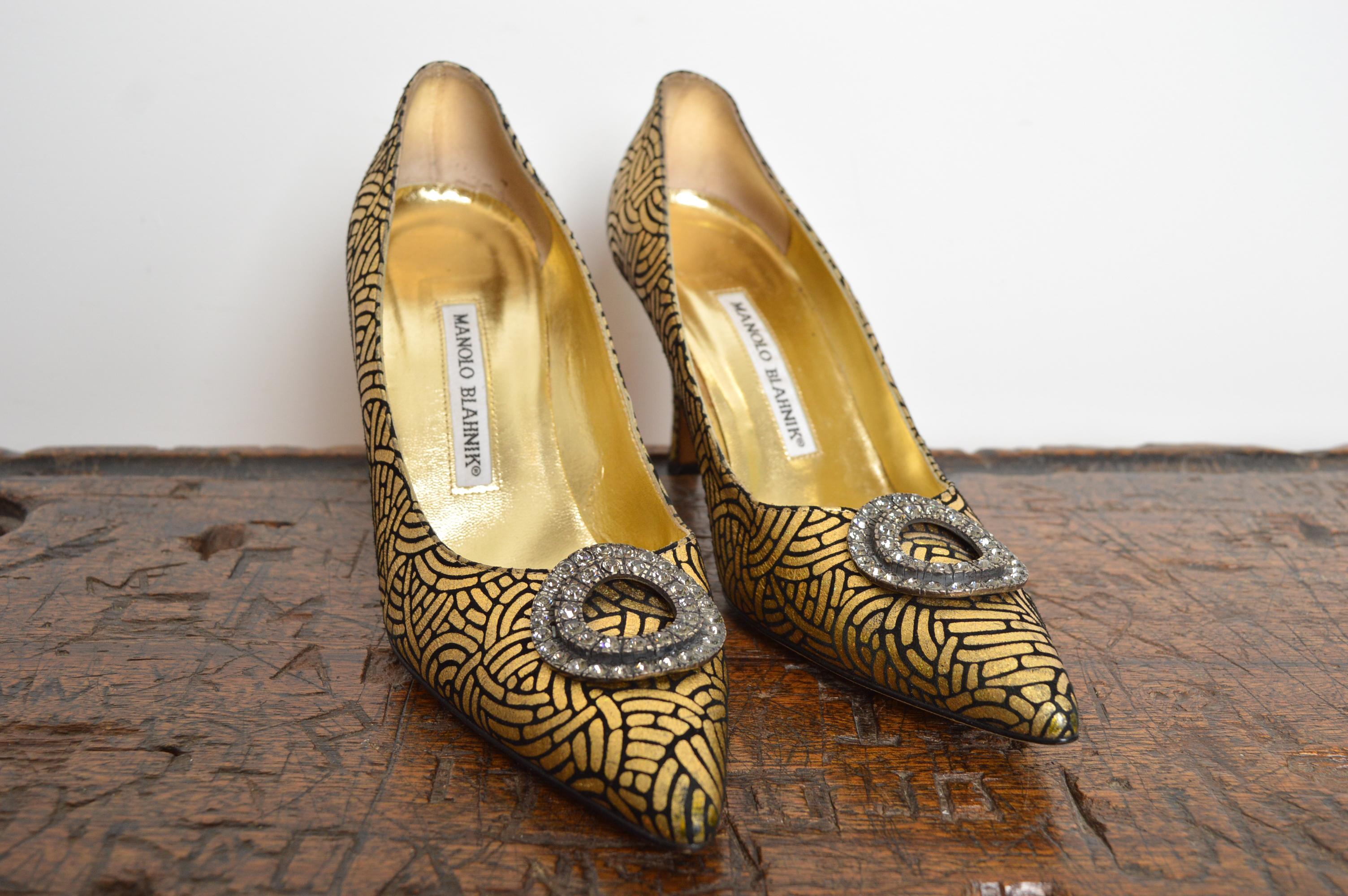 Fabulous Manolo Blahnik BB 105 Gold & Black Pumps featuring jewel encrusted decoration, pointed Toes and 3” Heel.
Size; UK 4.5 / EU 37.5
Heel Height; 3” inches.
Condition; 8/10 Fantastic Condition, almost no previous usage.
Material;