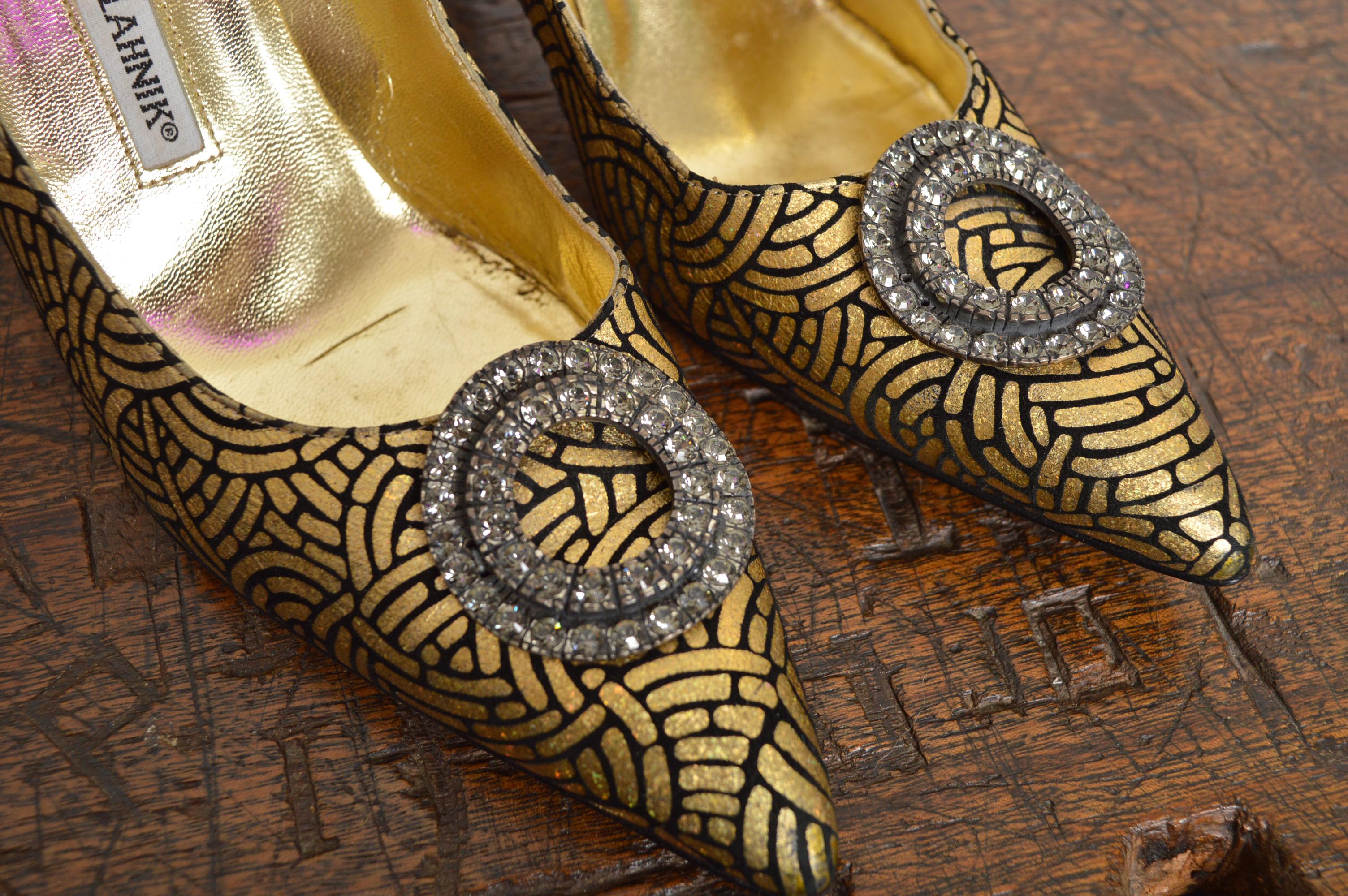 MANOLO BLAHNIK BB 105 Gold Black Pumps 2000s Jewel encrusted Pointed Court Heels In condizioni buone in vendita a Sheffield, GB