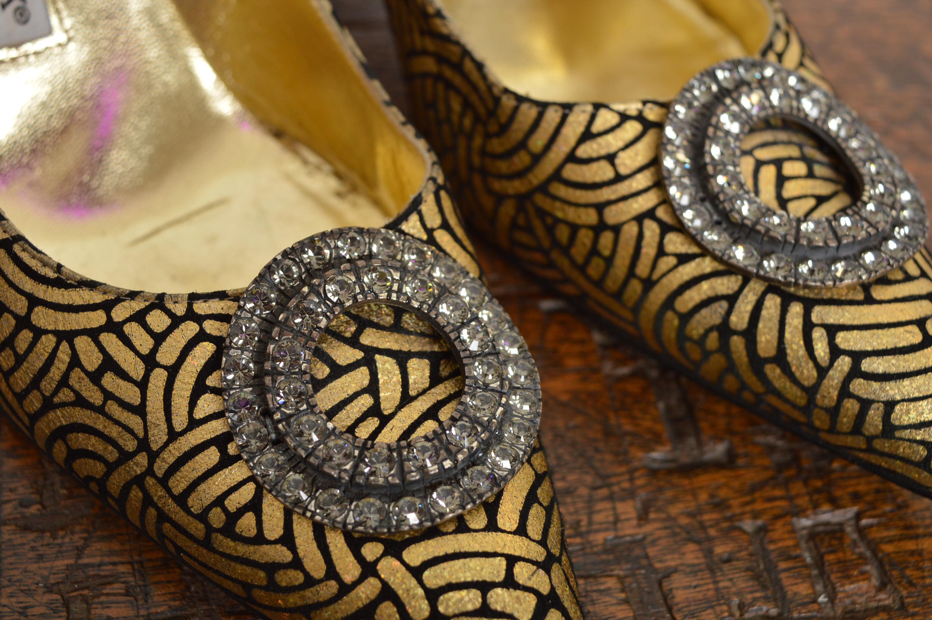 Donna MANOLO BLAHNIK BB 105 Gold Black Pumps 2000s Jewel encrusted Pointed Court Heels in vendita