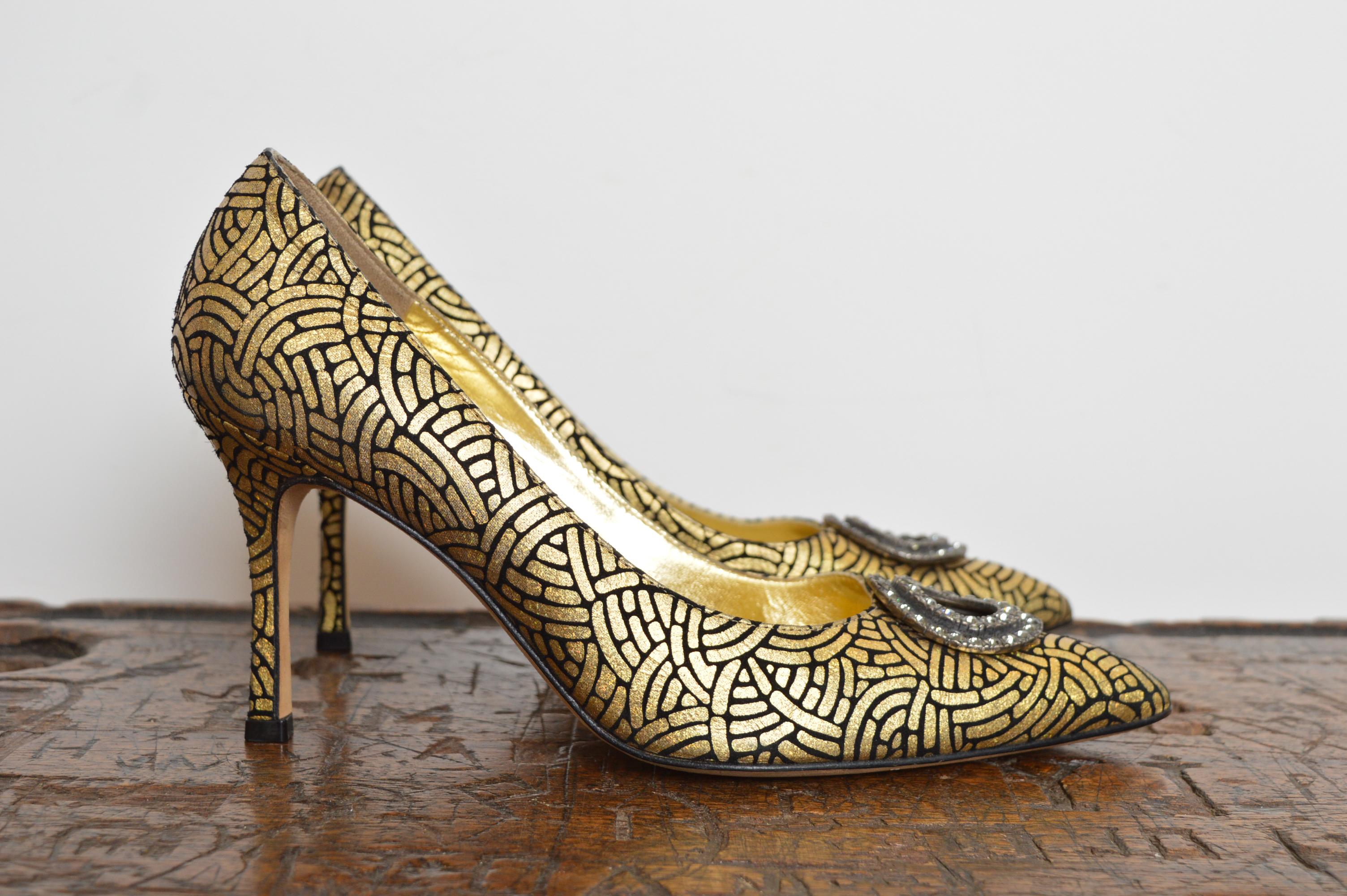 MANOLO BLAHNIK BB 105 Gold Black Pumps 2000s Jewel encrusted Pointed Court Heels in vendita 1