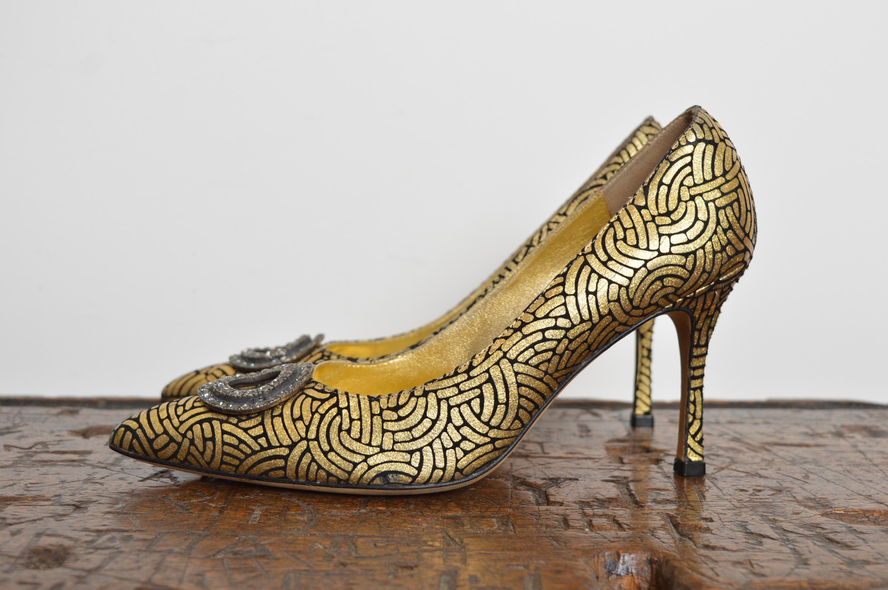 MANOLO BLAHNIK BB 105 Gold Black Pumps 2000s Jewel encrusted Pointed Court Heels in vendita 2