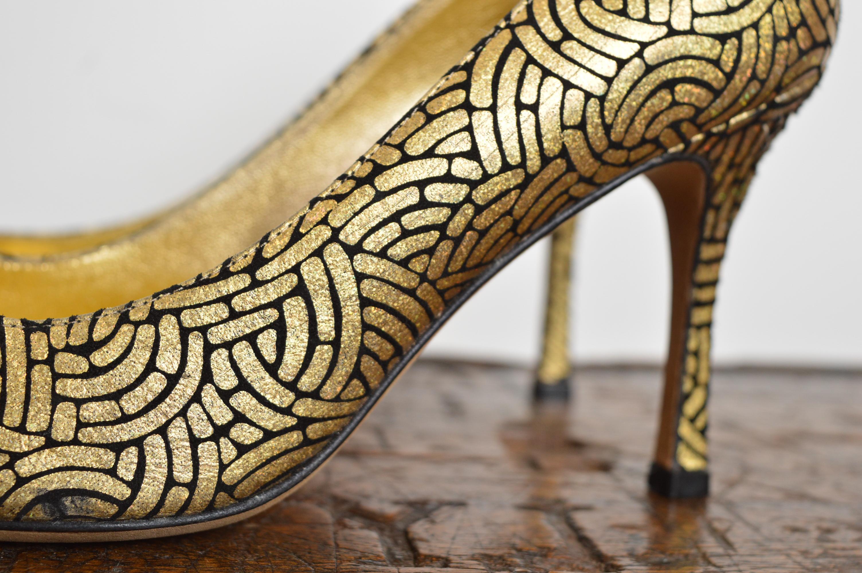 MANOLO BLAHNIK BB 105 Gold Black Pumps 2000s Jewel encrusted Pointed Court Heels in vendita 3