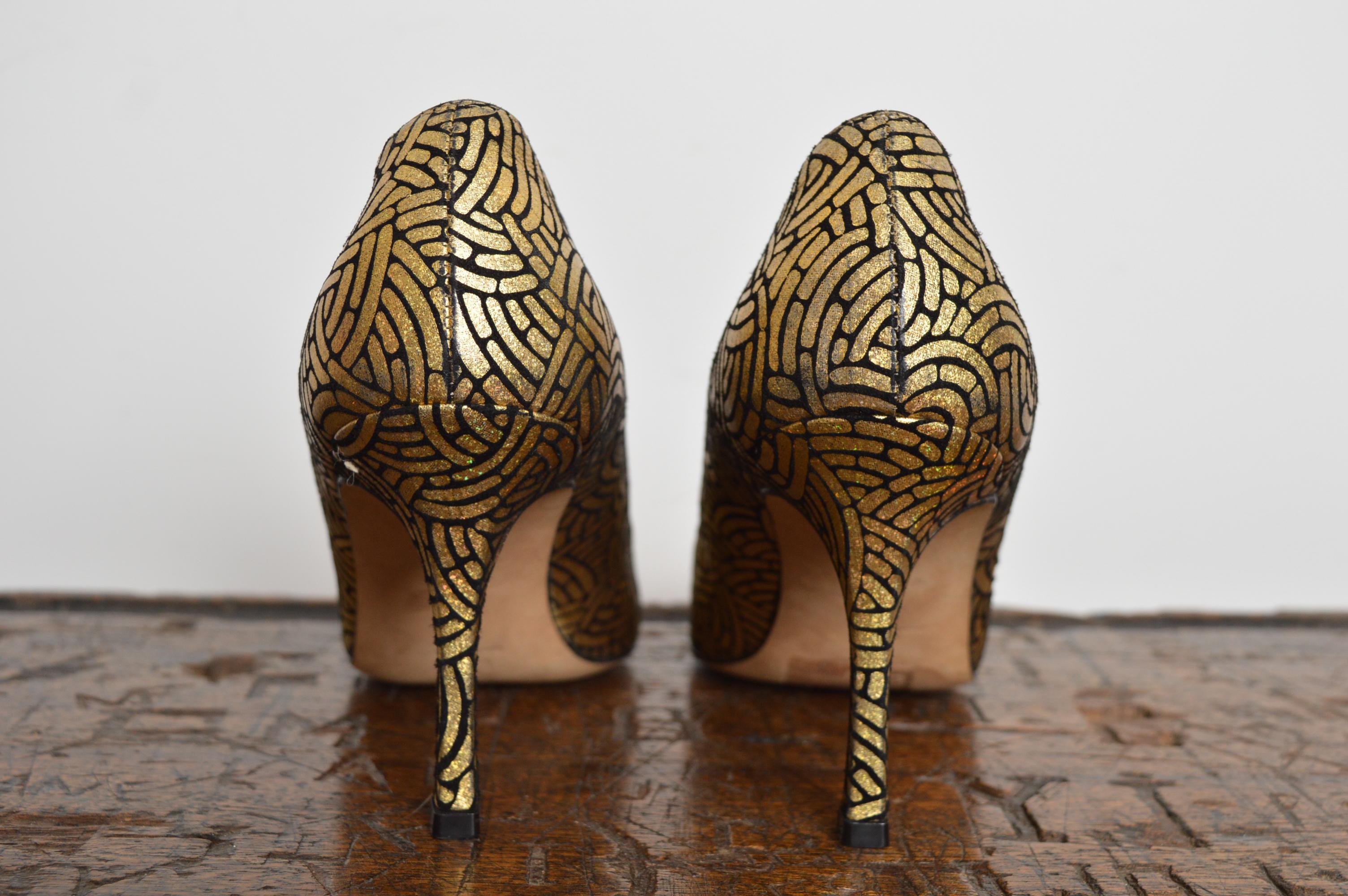 MANOLO BLAHNIK BB 105 Gold Black Pumps 2000s Jewel encrusted Pointed Court Heels in vendita 4