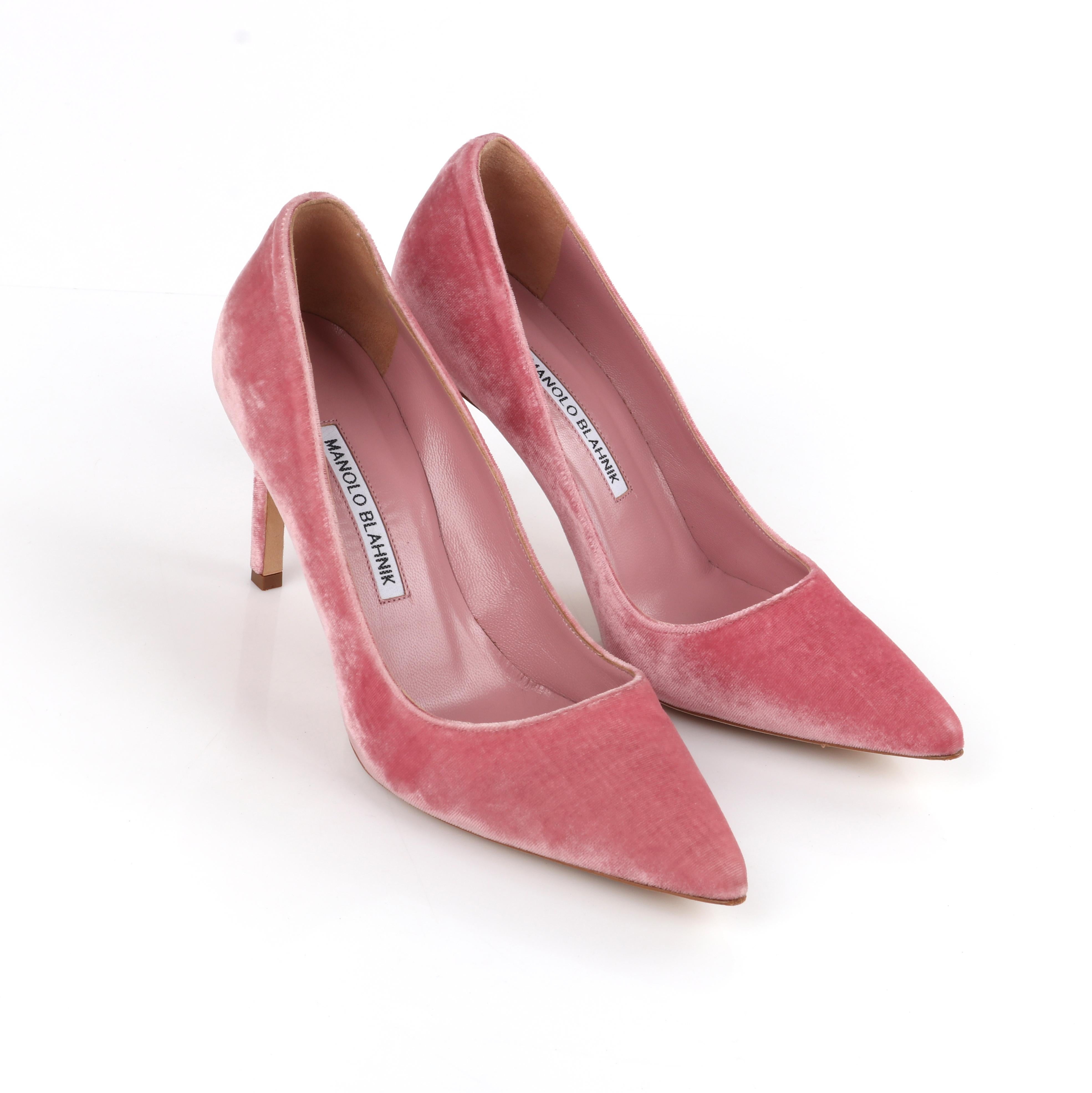 MANOLO BLAHNIK “BB” 90mm Pink Velvet Pointed Toe Covered Heel Stiletto Pumps In Good Condition In Thiensville, WI