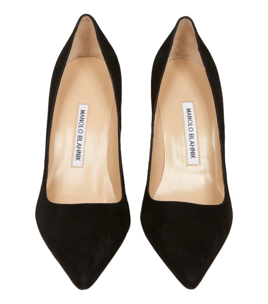 Manolo Blahnik - BB - Escarpins en daim
Escarpins noirs de classe conçus avec un bout pointu et un talon aiguille.
Doublure, semelles et semelles intérieures en cuir. Rrp £535
Taille - 39 
Condit - Bon (signes généraux d'usure)
Composition -