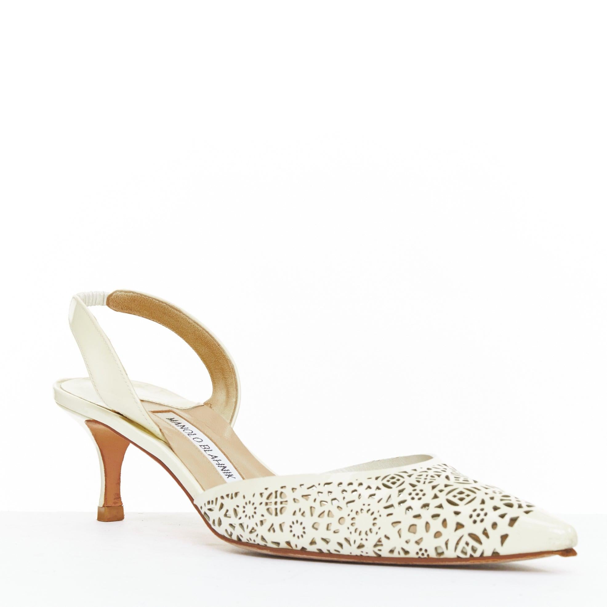 Beige Manolo Blahnik BB70 escarpin en cuir verni crème à découpe laser EU39 en vente
