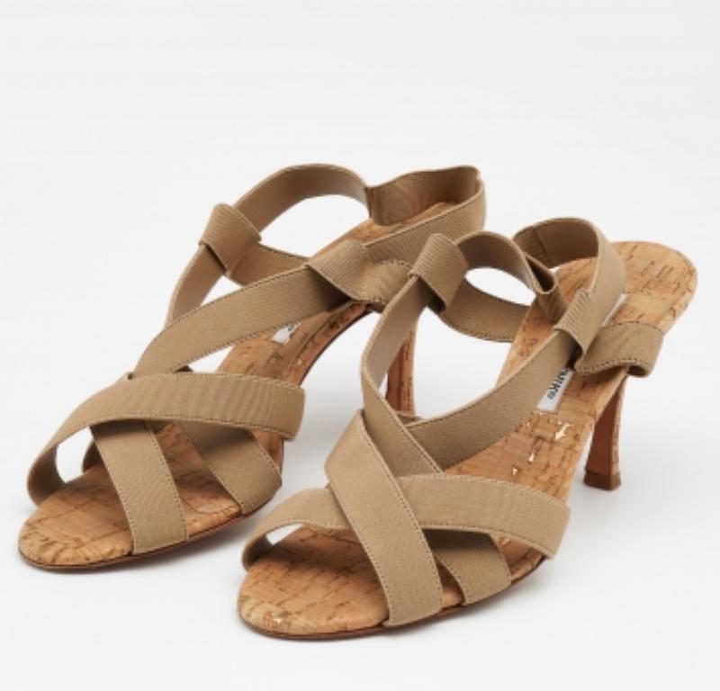 Manolo Blahnik Beige Grosgrain Slingback Sandals Size 37.5 In Good Condition For Sale In Dubai, Al Qouz 2
