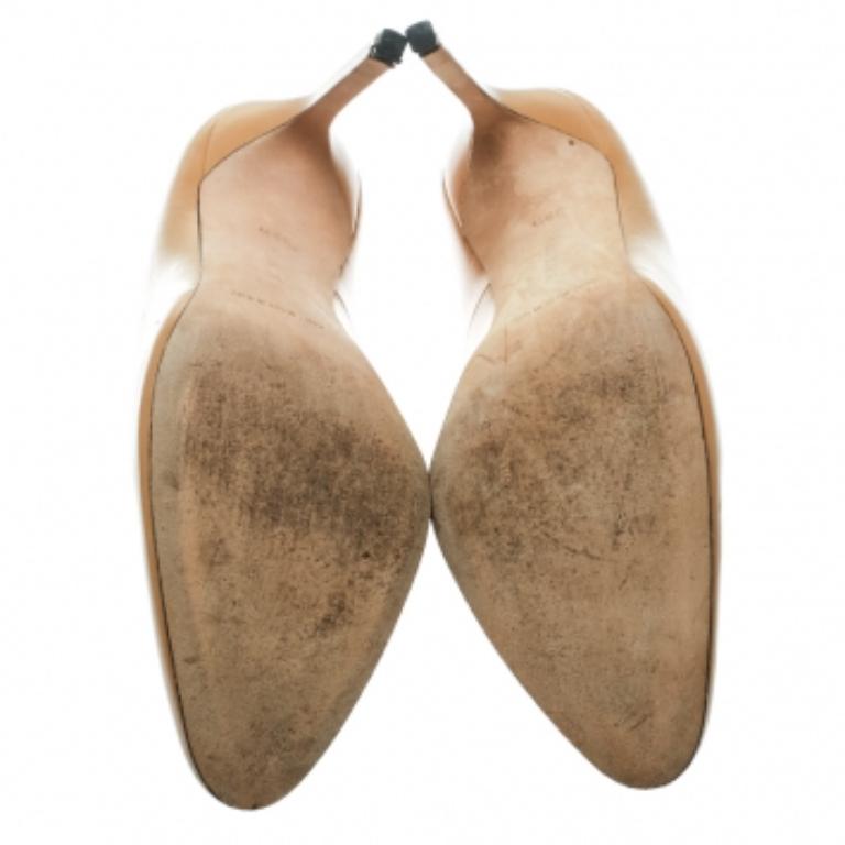Marchez avec grâce et assurance dans ces ravissants escarpins BB de Manolo Blahnik. Ces escarpins beiges sont confectionnés en cuir et présentent une silhouette élégante. Ils sont dotés d'un bout en amande, d'une semelle intérieure confortable et