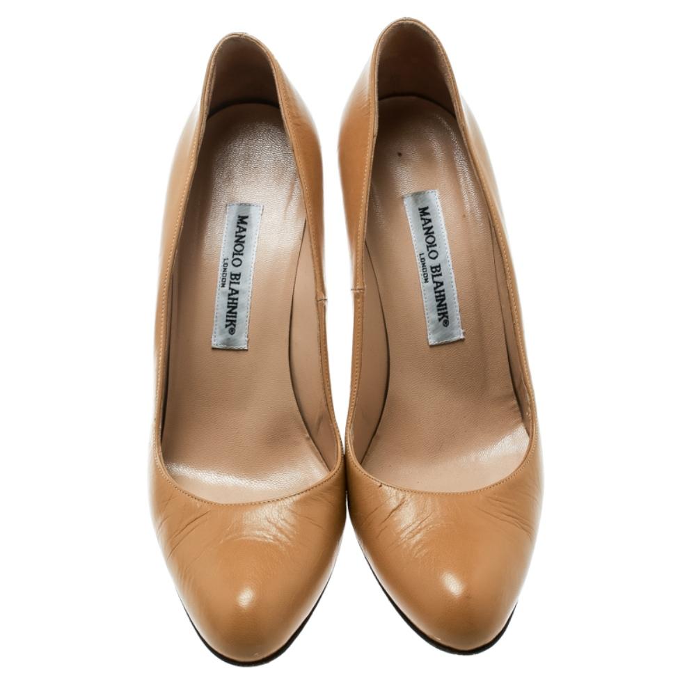Walk with grace and confidence in these lovely BB pumps from Manolo Blahnik. These beige pumps are crafted from leather and feature an elegant silhouette. They flaunt almond toes, comfortable insoles and 10.5 cm stiletto heels. The pair will never