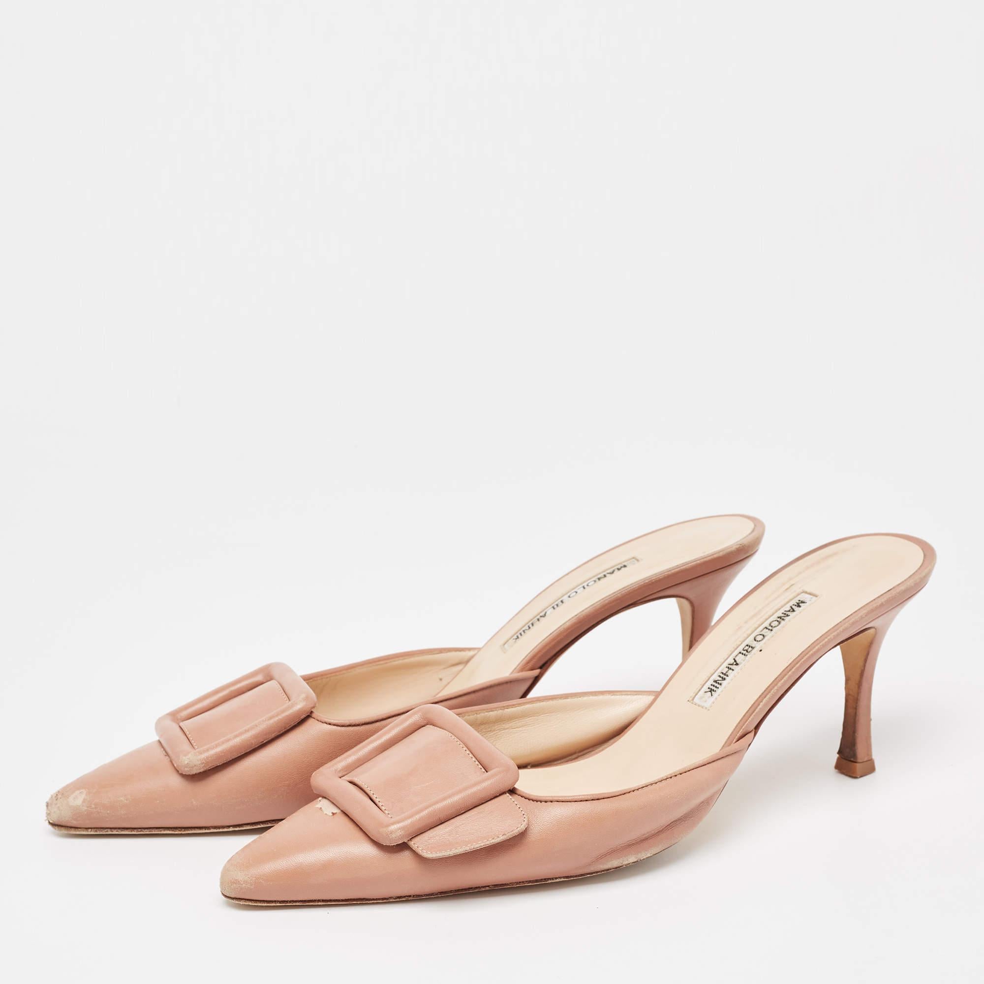 A perfect blend of luxury style and comfort these designer mules are made using quality materials and frame your feet in the most elegant way. They can be paired with a host of outfits from your wardrobe.

