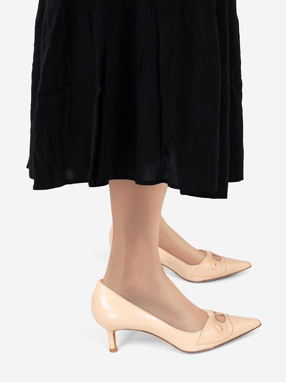 L'ÉTAT est très bon. L'usure des talons est minime. Usure minimale de l'extérieur du cuir sur les deux chaussures avec décoloration ainsi qu'une abrasion trouvée sur la tige du talon droit sur cet article de revente Manolo Blahnik designer utilisé.
