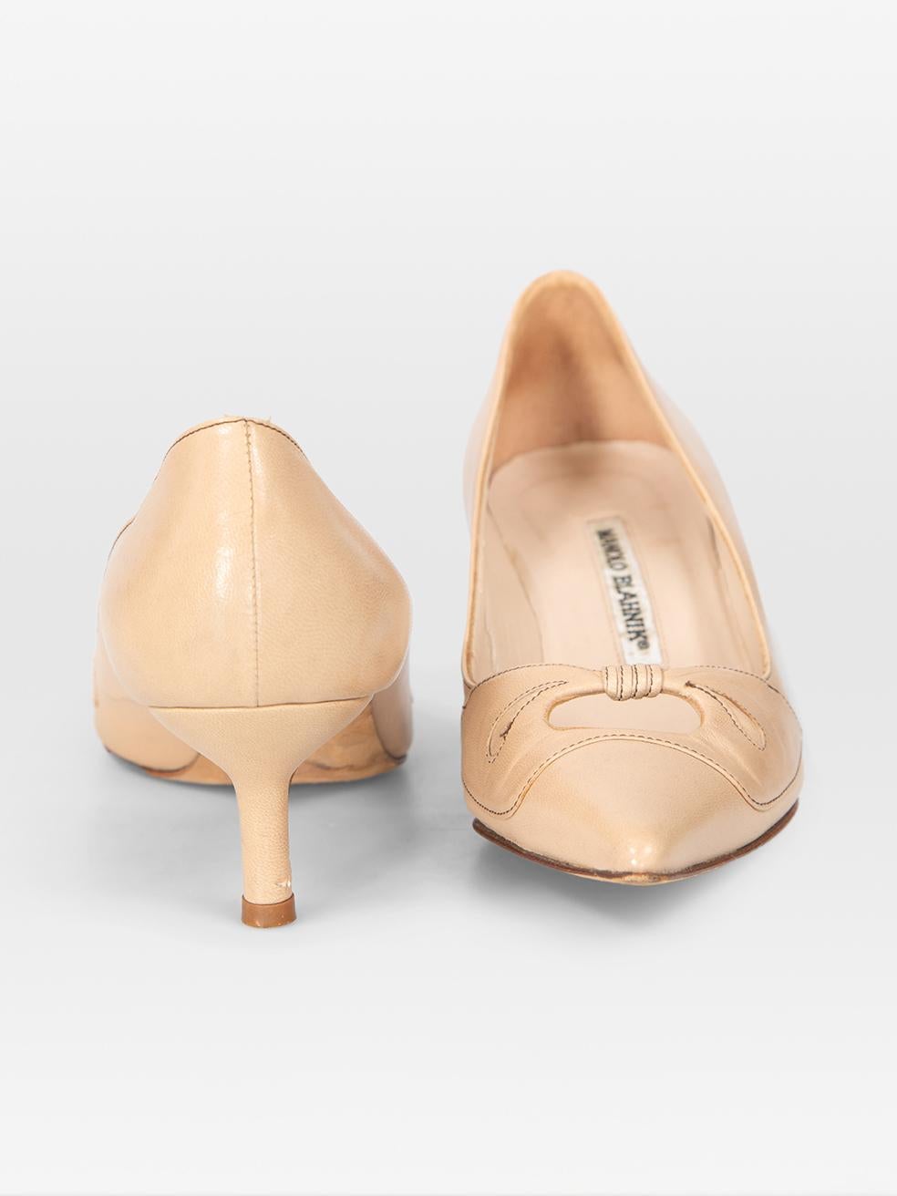 Orange Manolo Blahnik Escarpins pointus en cuir beige Taille IT 35 en vente