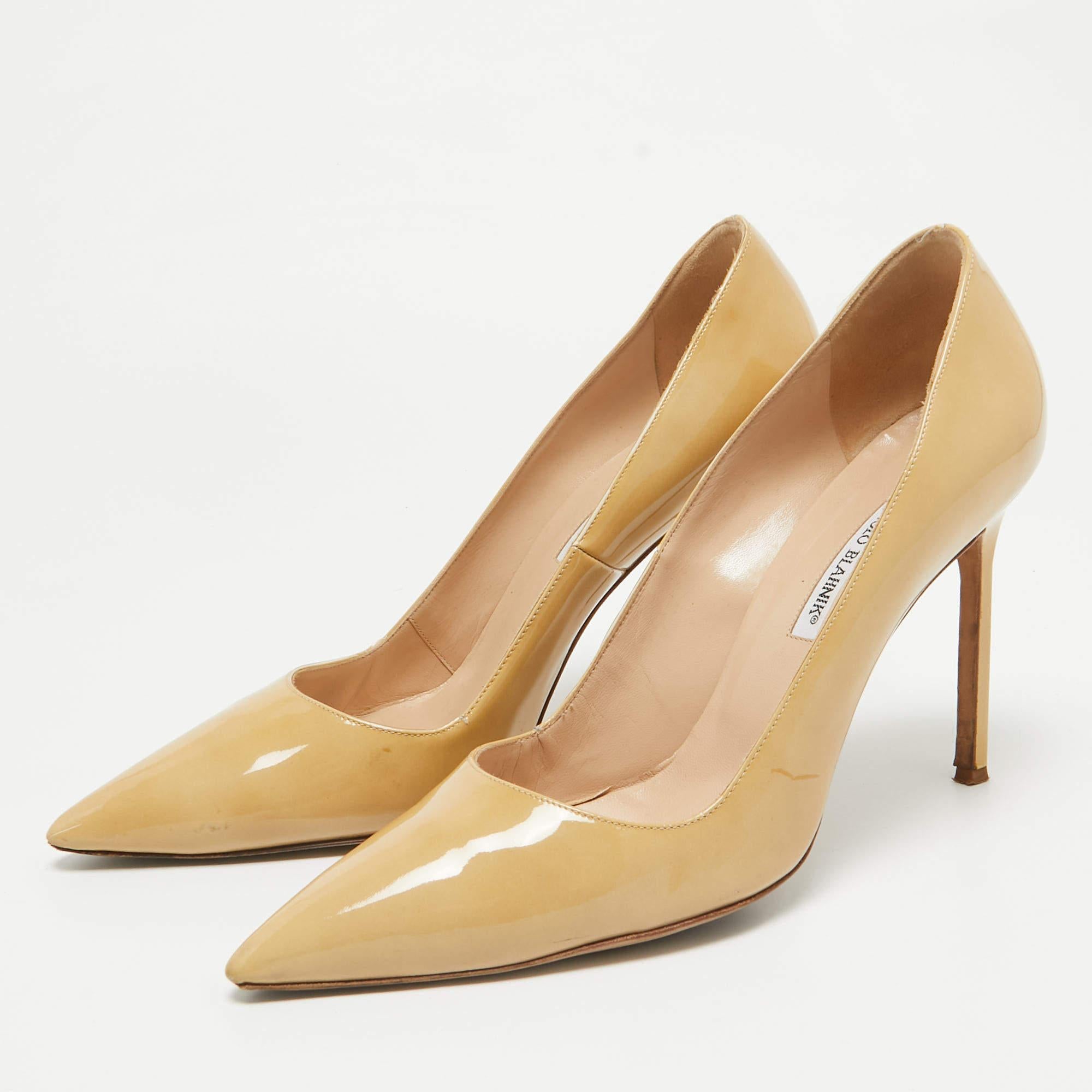 Sfoggiate uno stile elegante con questo paio di décolleté. Queste scarpe eleganti sono realizzate con materiali di qualità. Sono montati su suole resistenti e tacchi eleganti.