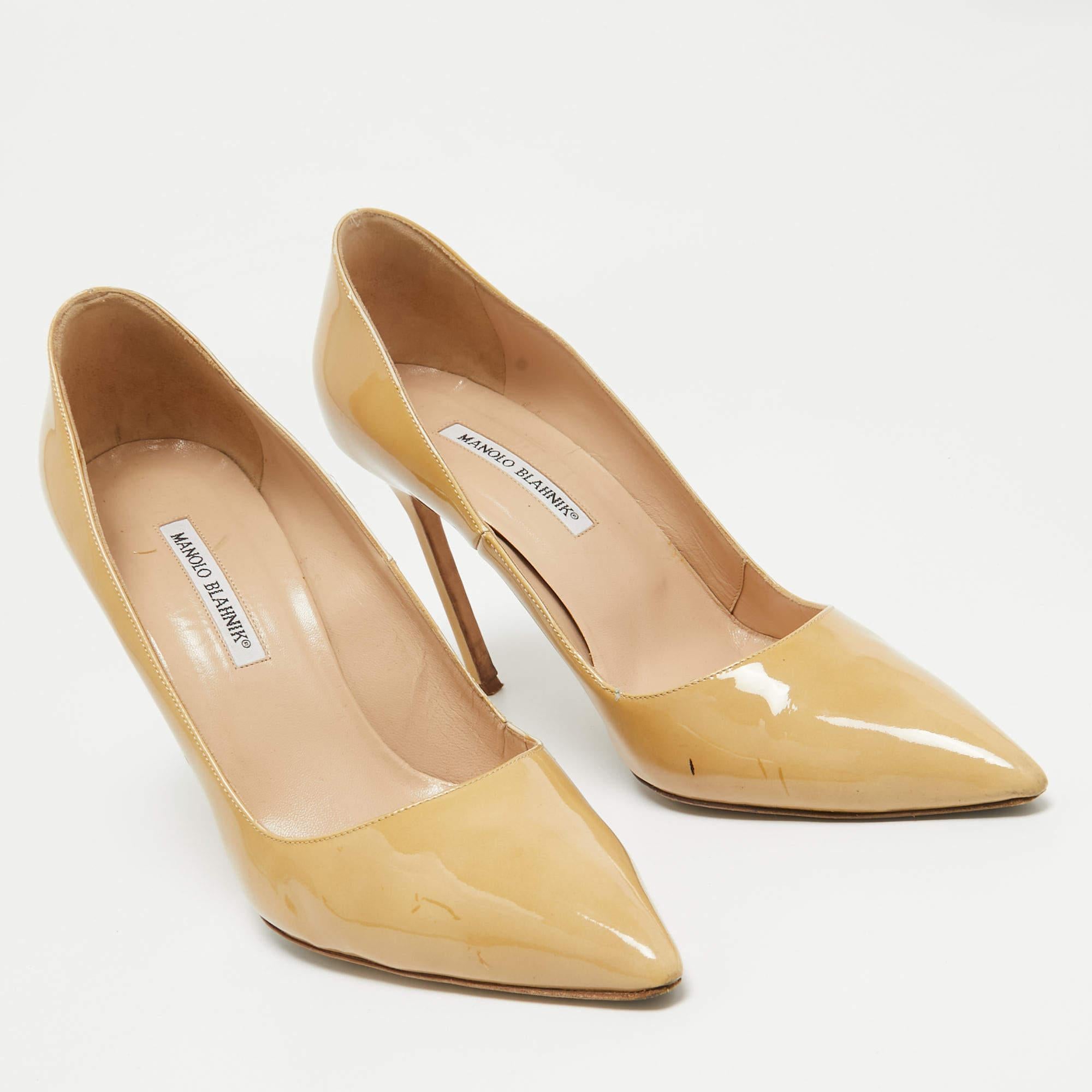 Manolo Blahnik Pumps BB in vernice beige misura 42 In condizioni buone a Dubai, Al Qouz 2