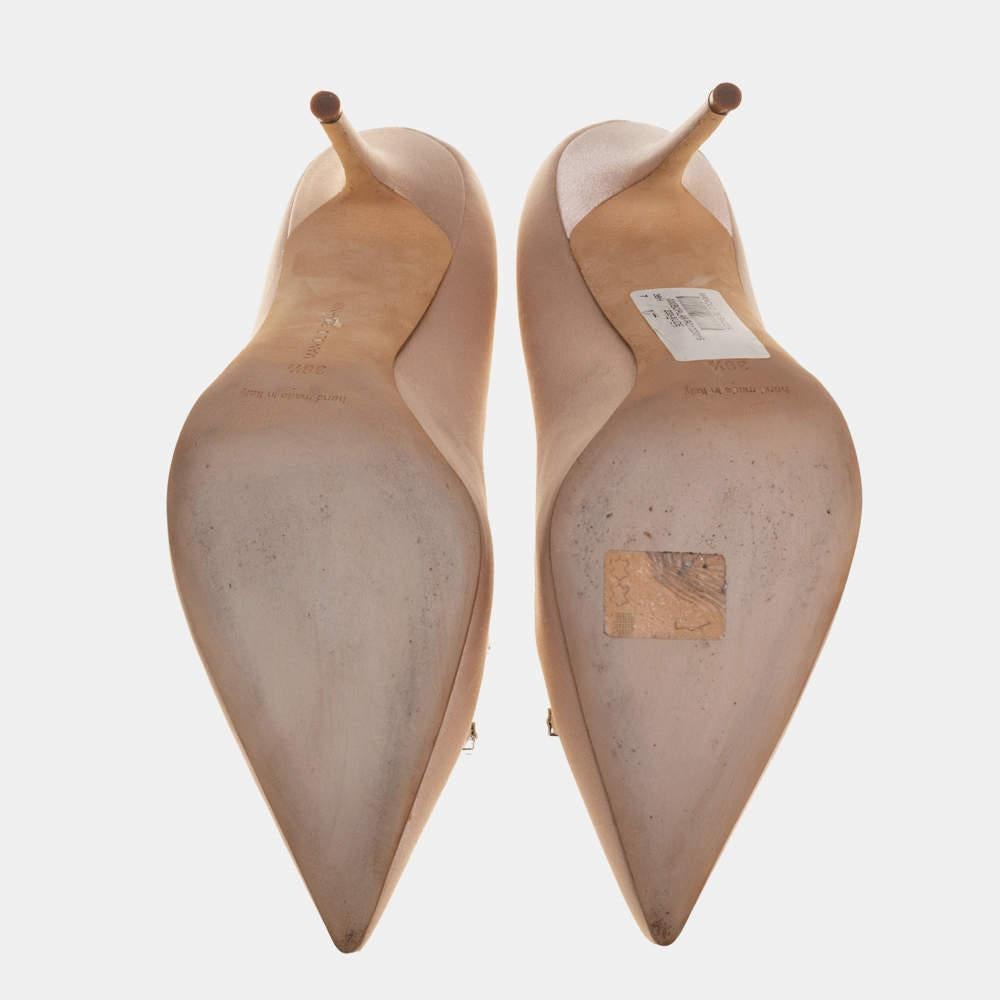 Women's Manolo Blahnik Beige Satin Borlak Pointed Toe Pumps Size 38.5 For Sale