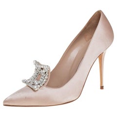 Manolo Blahnik Beigefarbene Satin-Pumps mit spitzer Zehe Größe 38,5