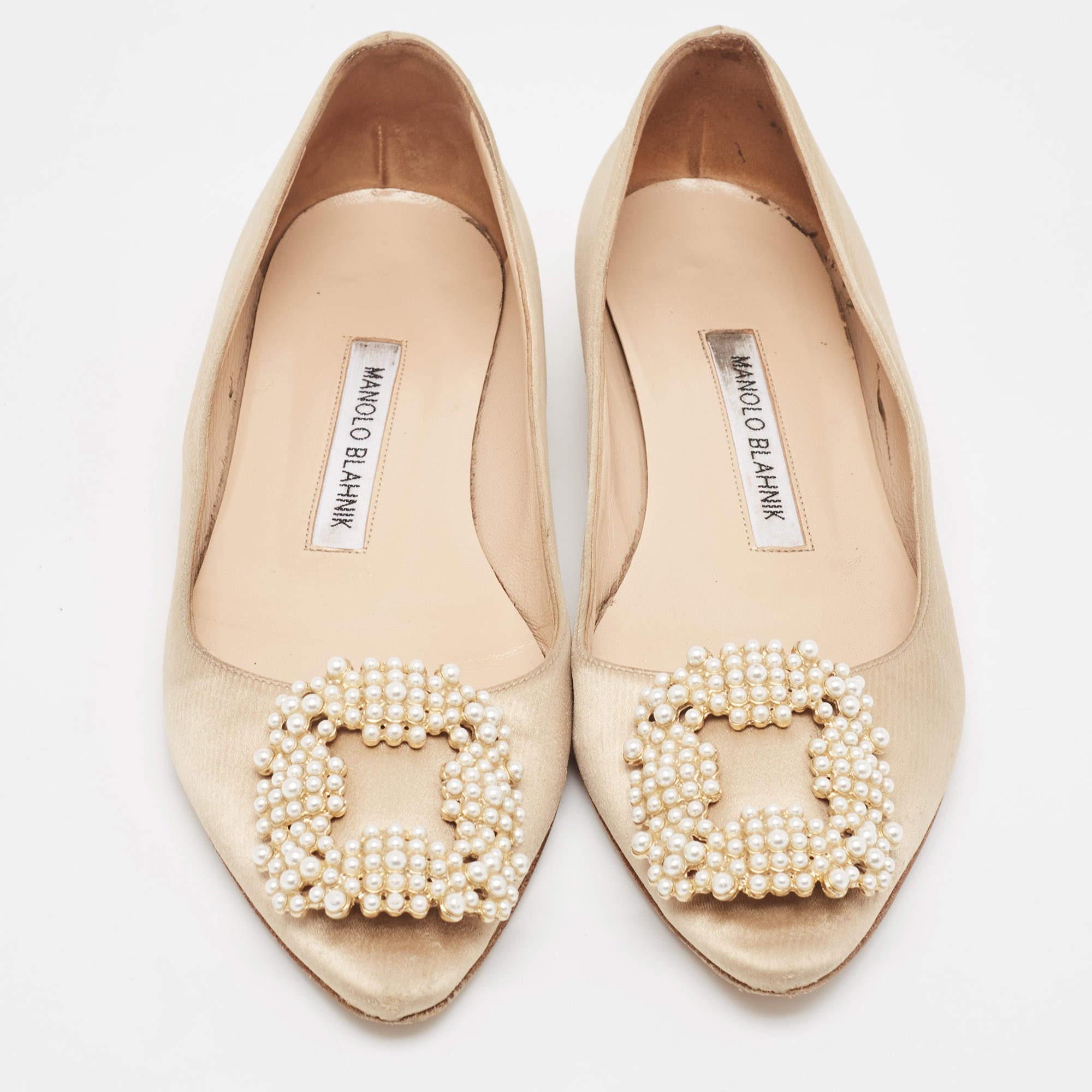 You know you're going to have a glamorous day the moment you put these Hangisi ballet flats on. They are a Manolo Blahnik creation, meticulously crafted from satin and lined with leather on the insoles. The pair carries a subtle beige hue and faux