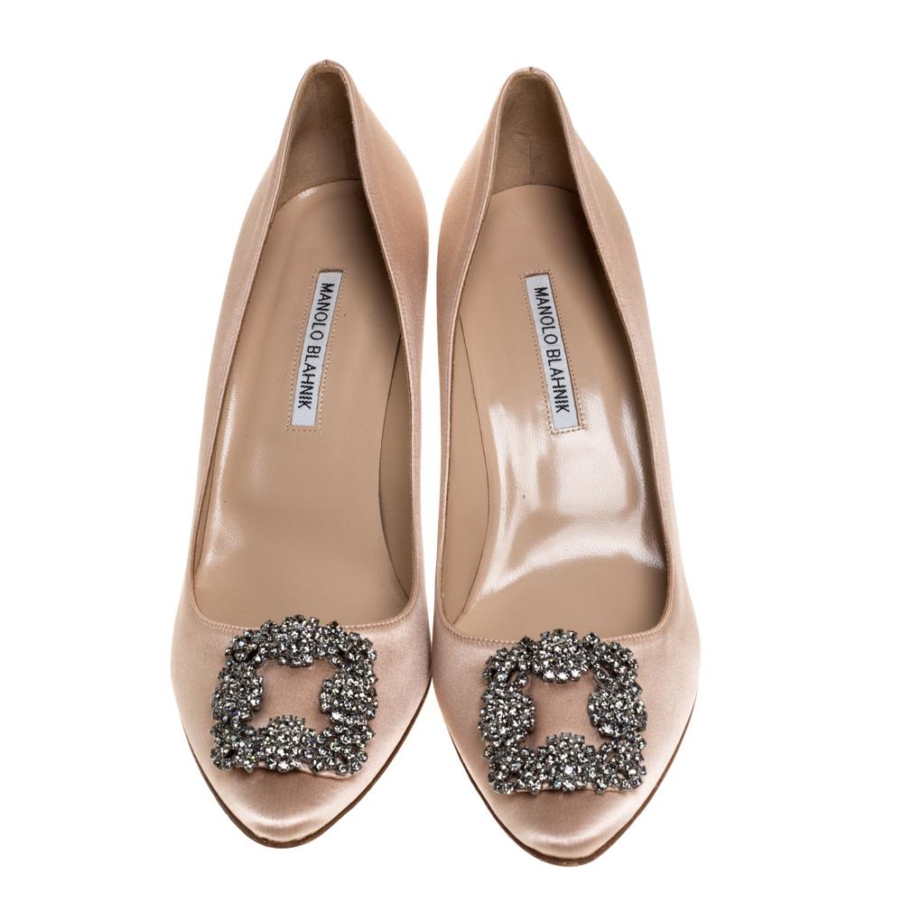 Walk with grace and confidence in these pumps by Manolo Blahnik. Styled in a beige shade, with dazzling embellishments on the pointed toes, and leather insoles to provide comfort, these luxurious satin pumps will never fail to lift your outfits.