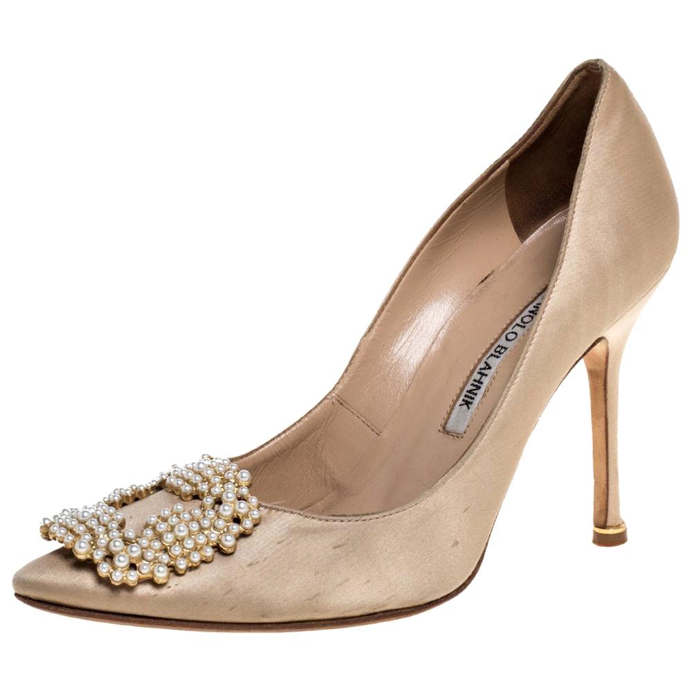 Manolo Blahnik Beige Satin Hangisi Pearl Embellished Pumps Taille 36.5