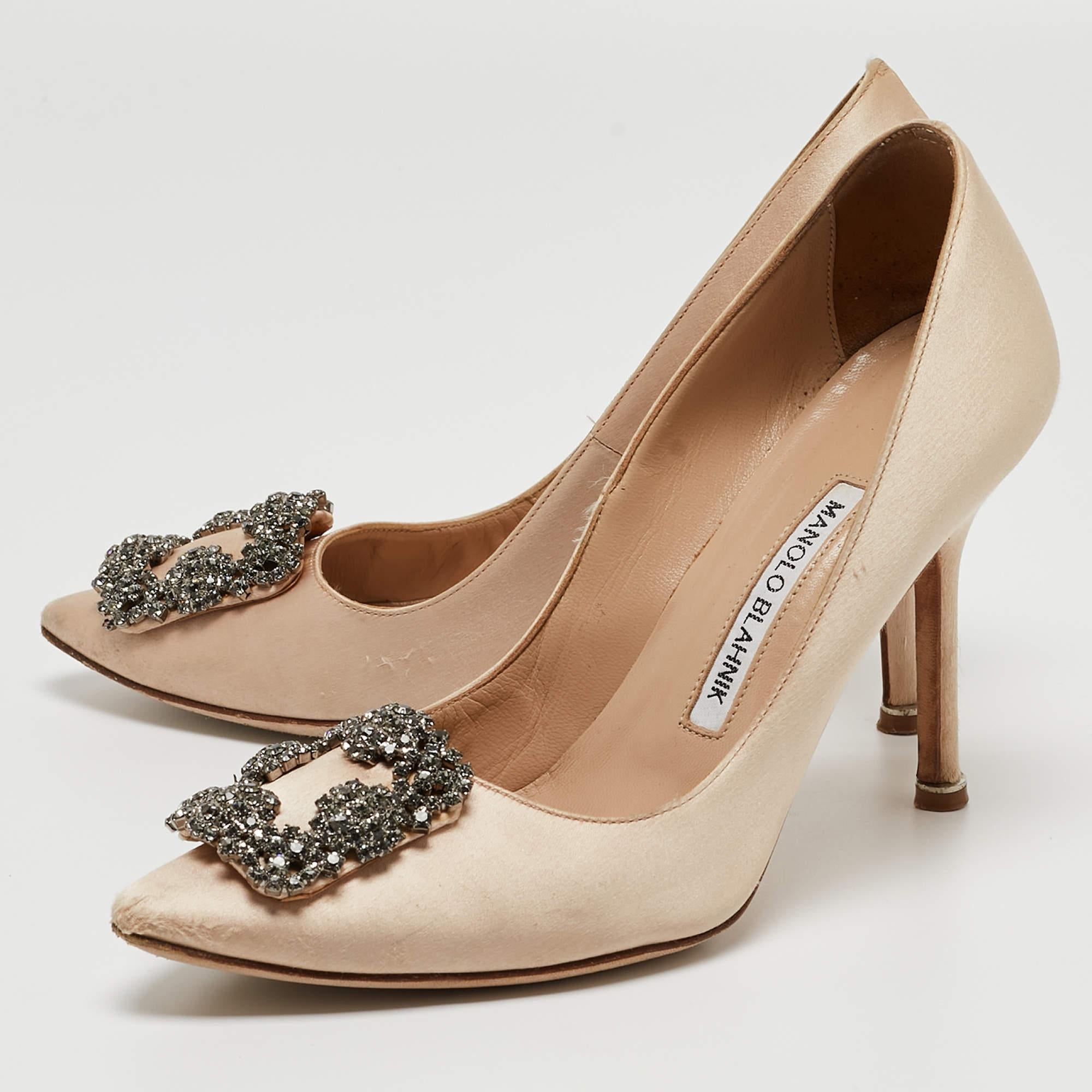 The fashion house’s tradition of excellence, coupled with modern design sensibilities, works to make these Manolo Blahnik pumps a fabulous choice. They'll help you deliver a chic look with ease.

