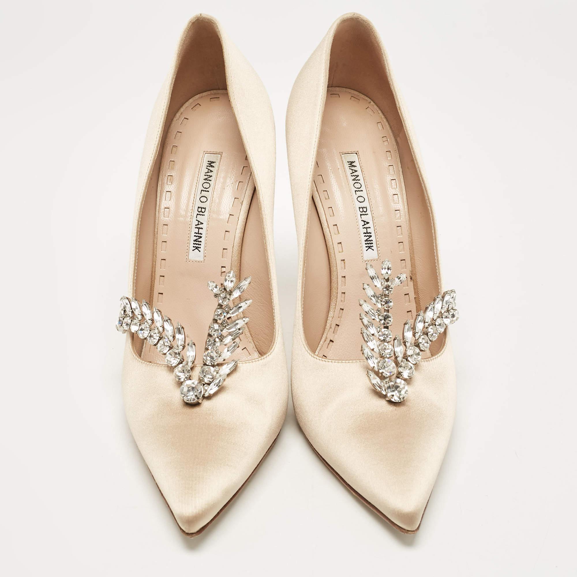 Manolo Blahnik Nadira Beige Satin Nadira Pumps Größe 40 im Zustand „Gut“ im Angebot in Dubai, Al Qouz 2