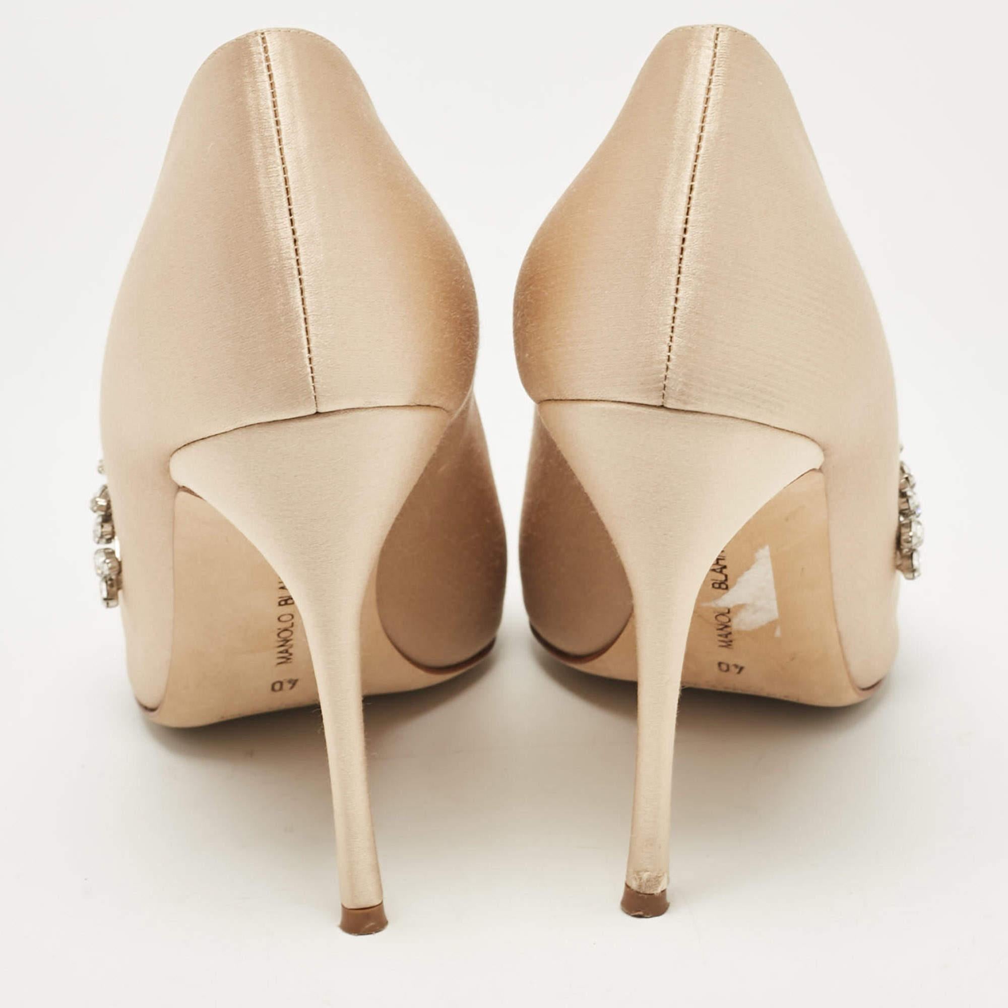Manolo Blahnik Nadira Beige Satin Nadira Pumps Größe 40 im Angebot 1