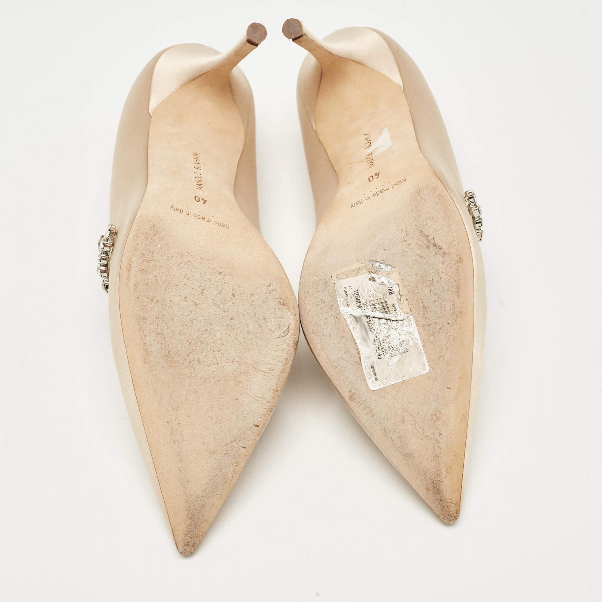 Manolo Blahnik Nadira Beige Satin Nadira Pumps Größe 40 im Angebot 2