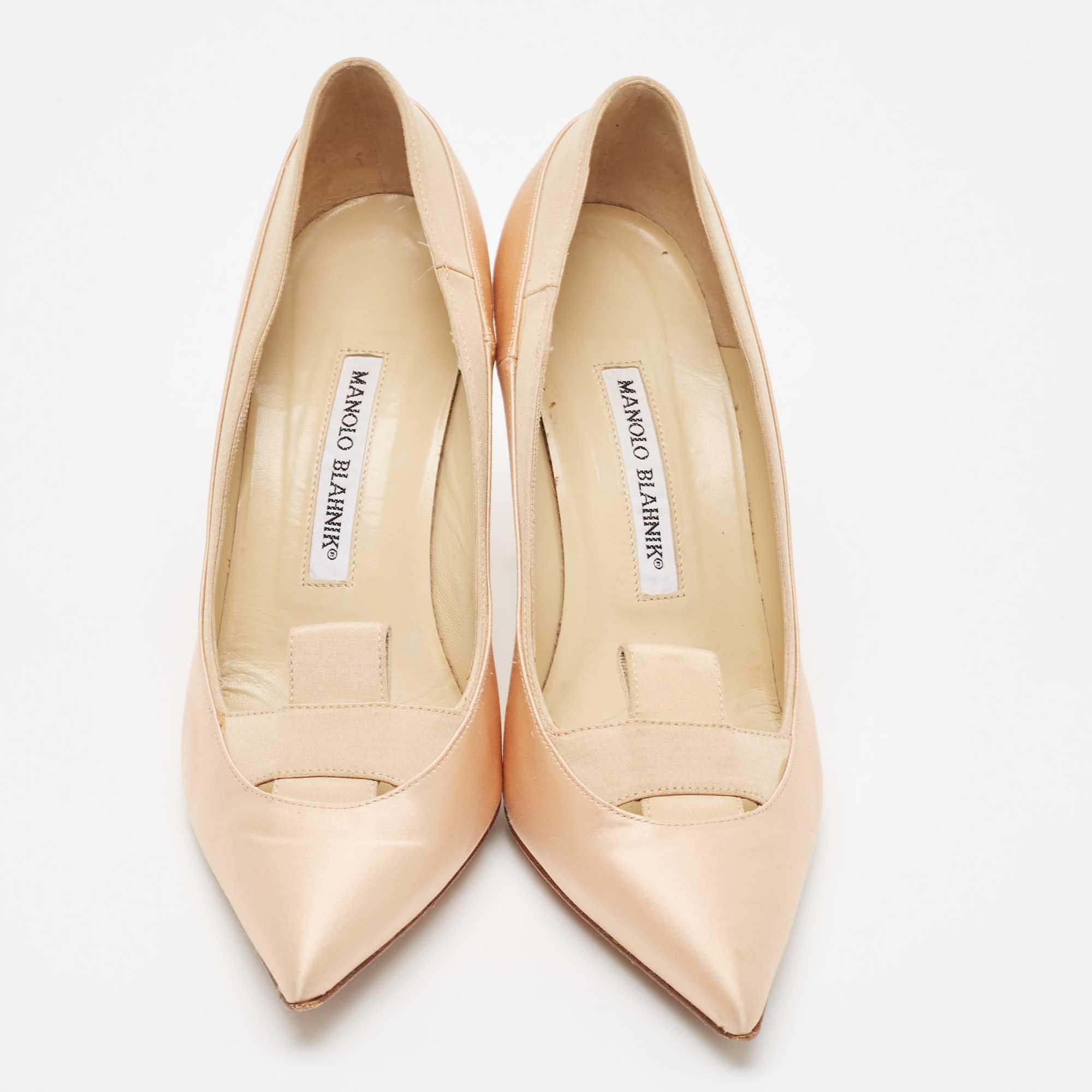 Manolo Blahnik Beige Satin Pointed Toe Pumps Size 38.5 In Good Condition In Dubai, Al Qouz 2