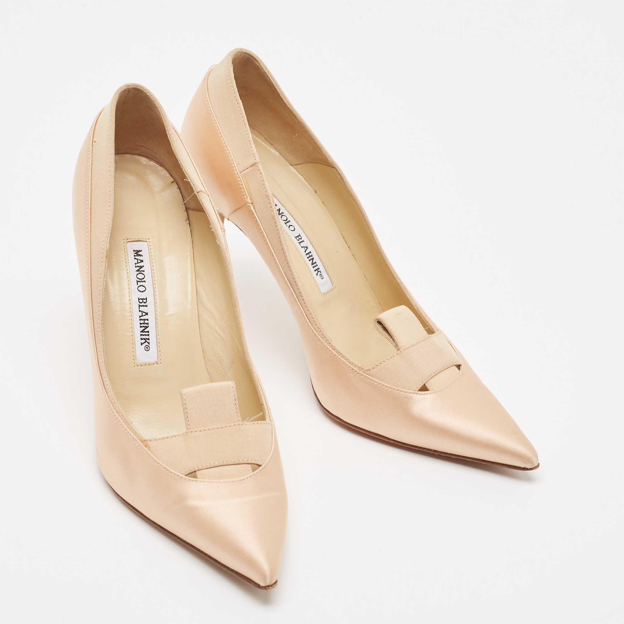 Women's Manolo Blahnik Beige Satin Pointed Toe Pumps Size 38.5