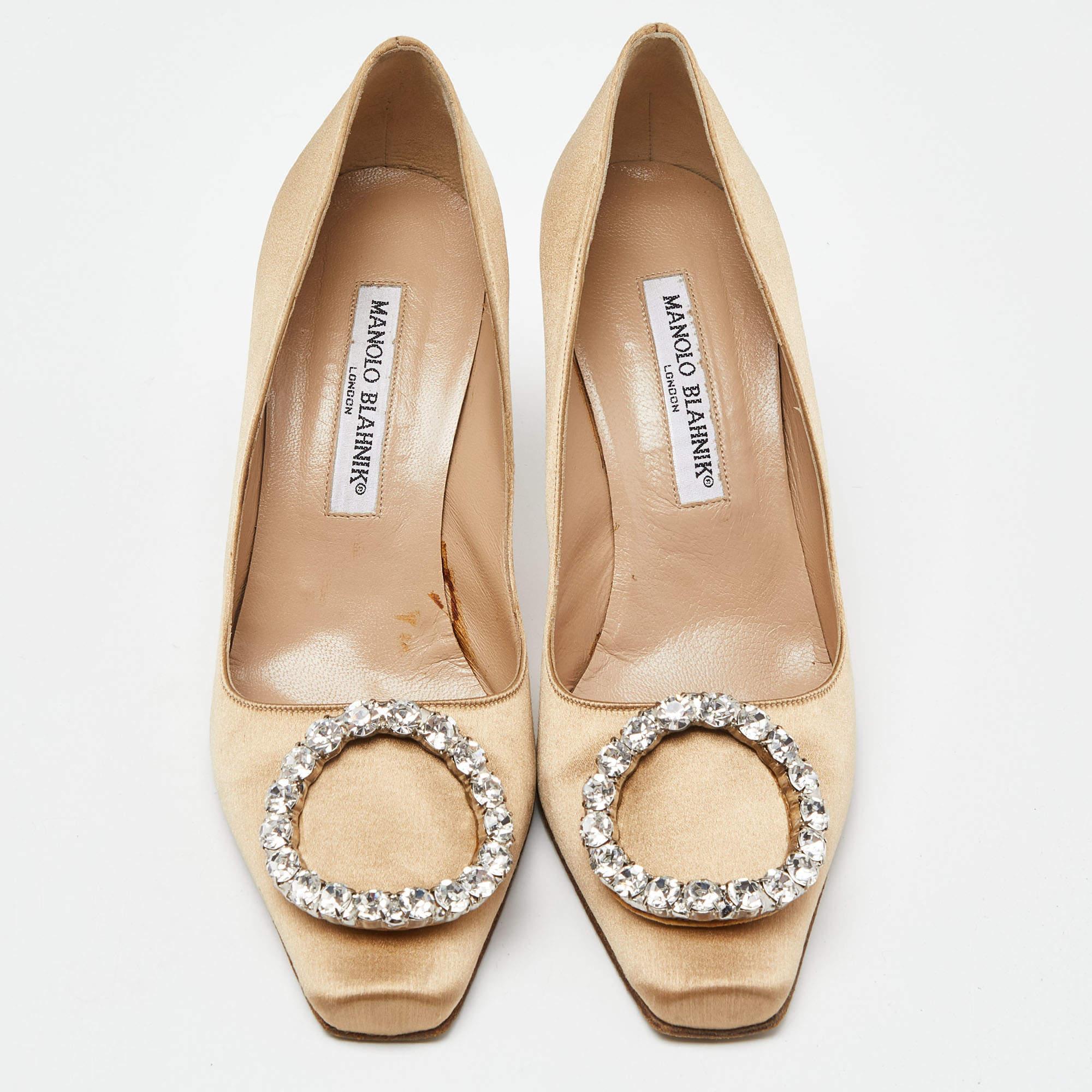 Manolo Blahnik Beige Satin Pumps Size 38.5 In Fair Condition For Sale In Dubai, Al Qouz 2